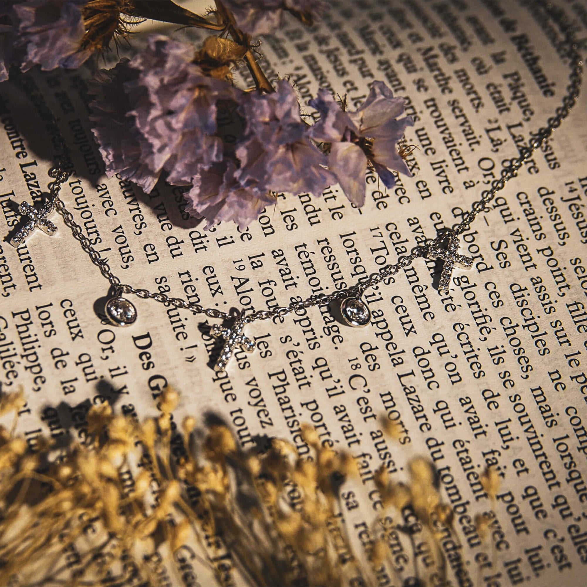 Collier ras de cou en argent , pampilles croix et strass