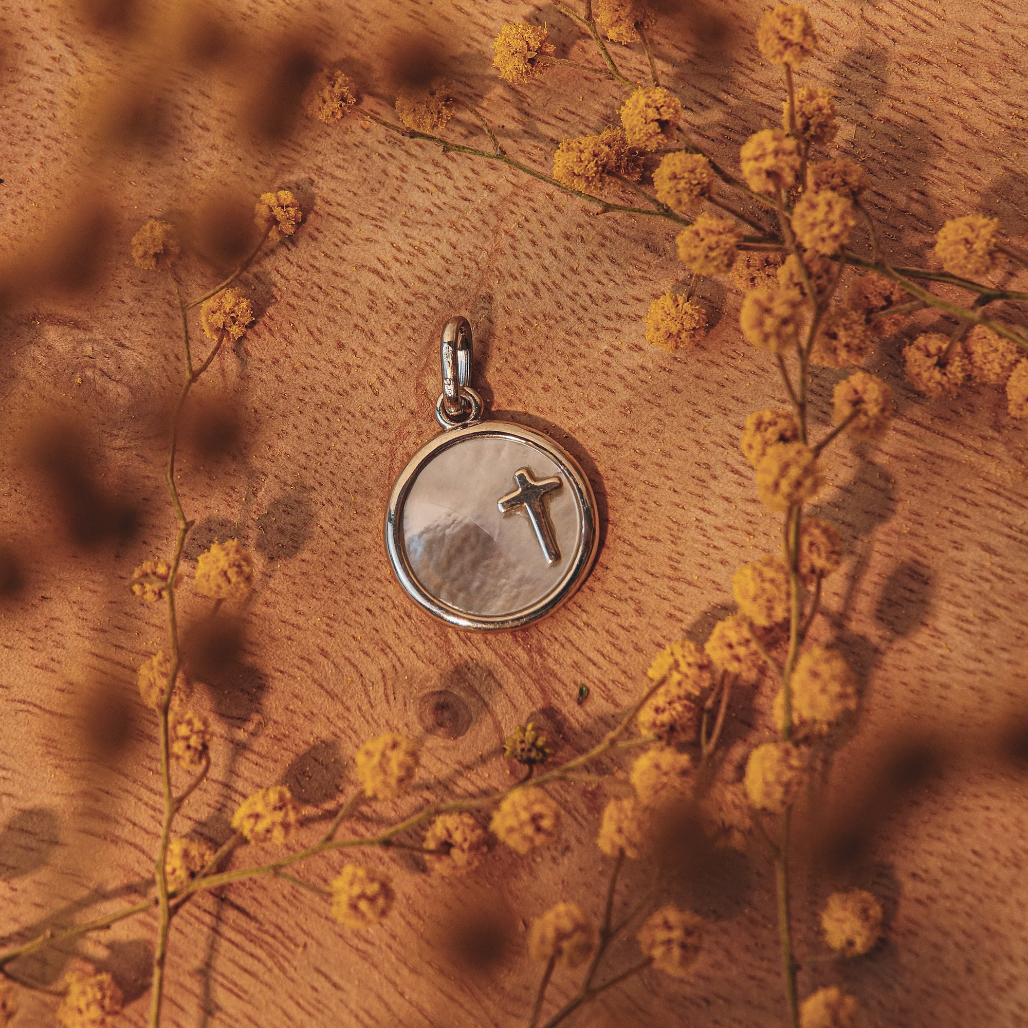 Médaille Croix en argent et nacre