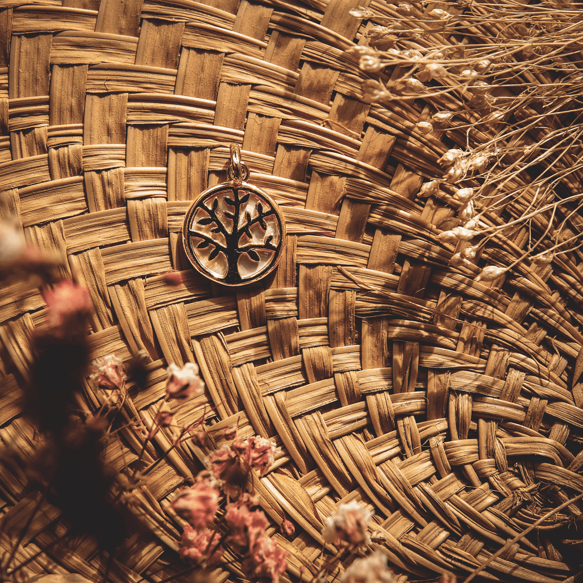 Médaille Arbre de Vie, en nacre et plaqué or.