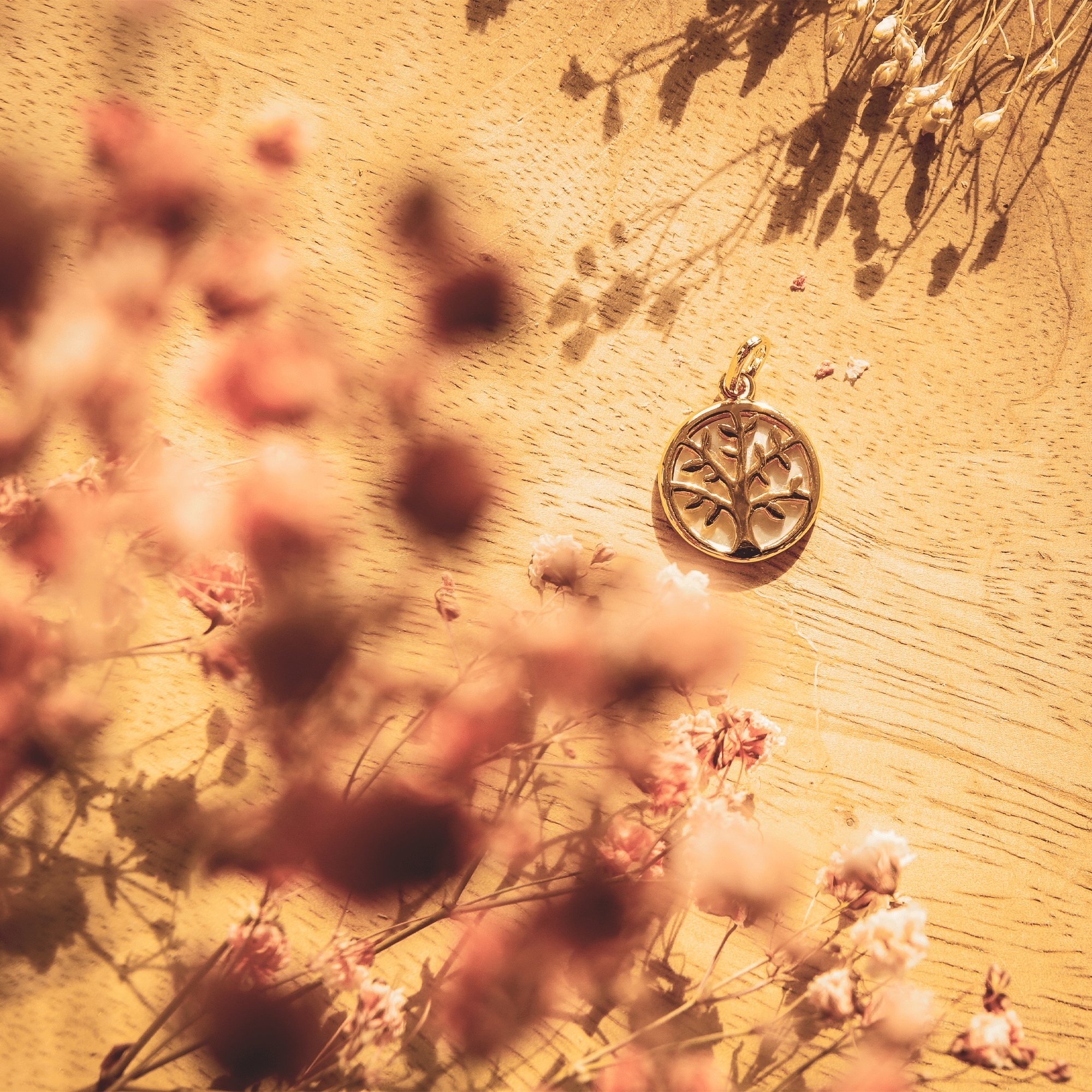 Médaille Arbre de Vie, en nacre et plaqué or.