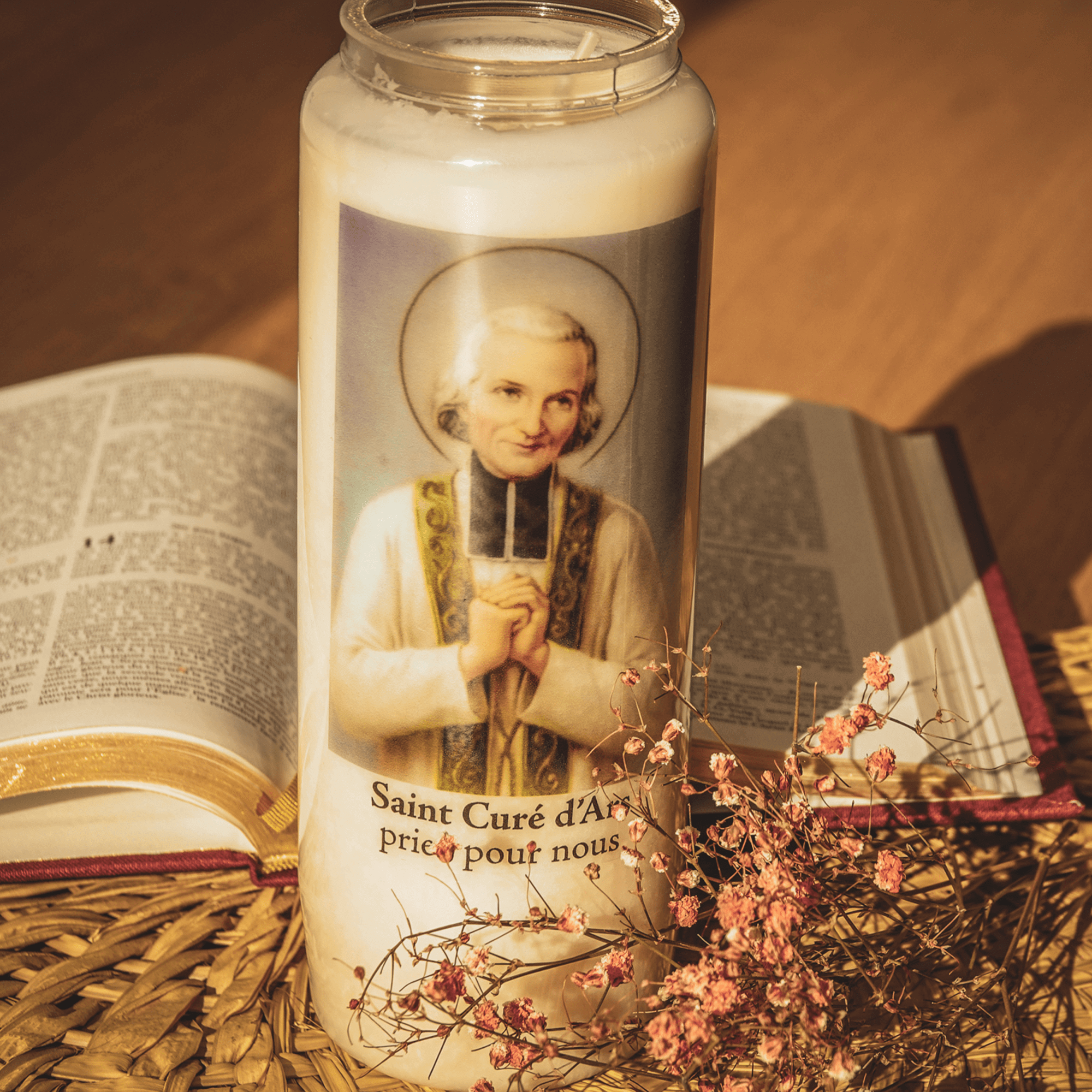 Bougie neuvaine qui accompagne vos prières pour Saint Curé D'Ars