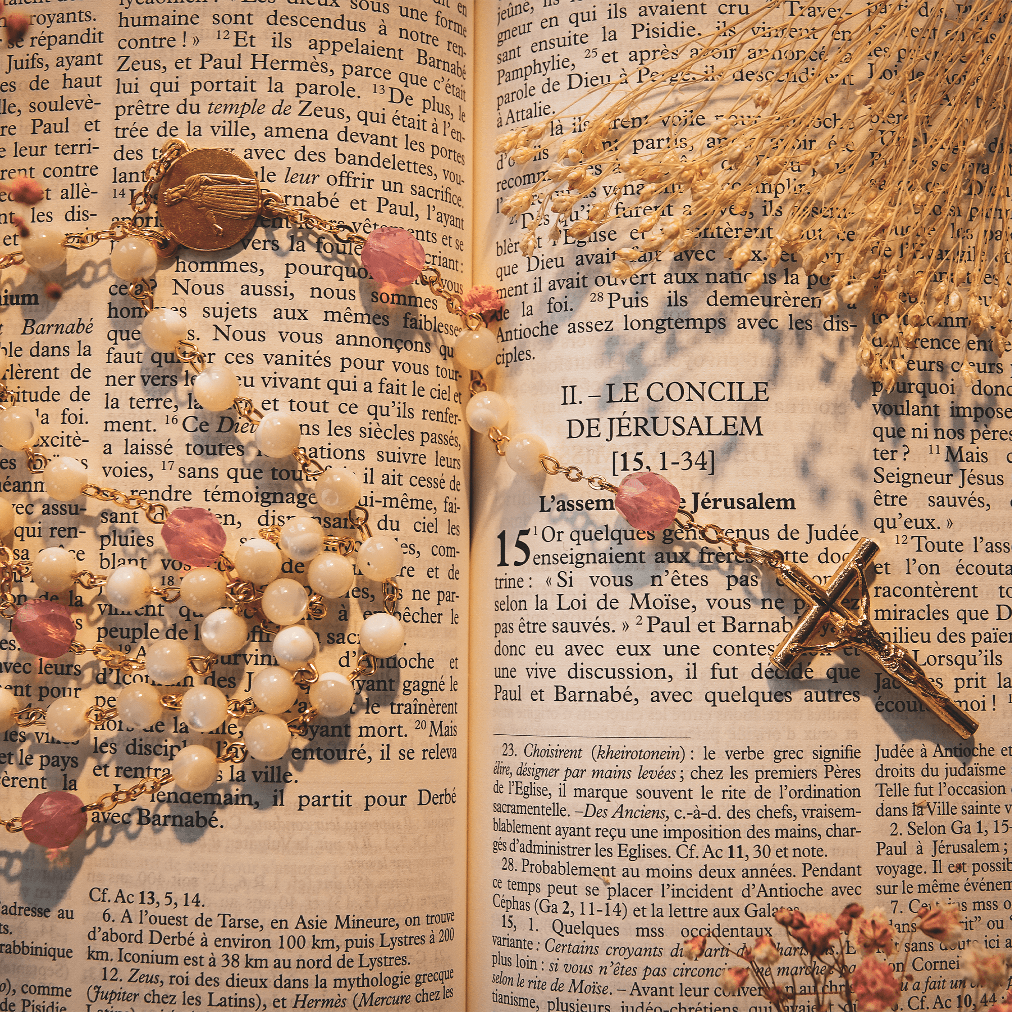 Chapelet doré nacré avec pater en perles roses, symbole de foi pour les chrétiens. Permet d'apprendre à prier.