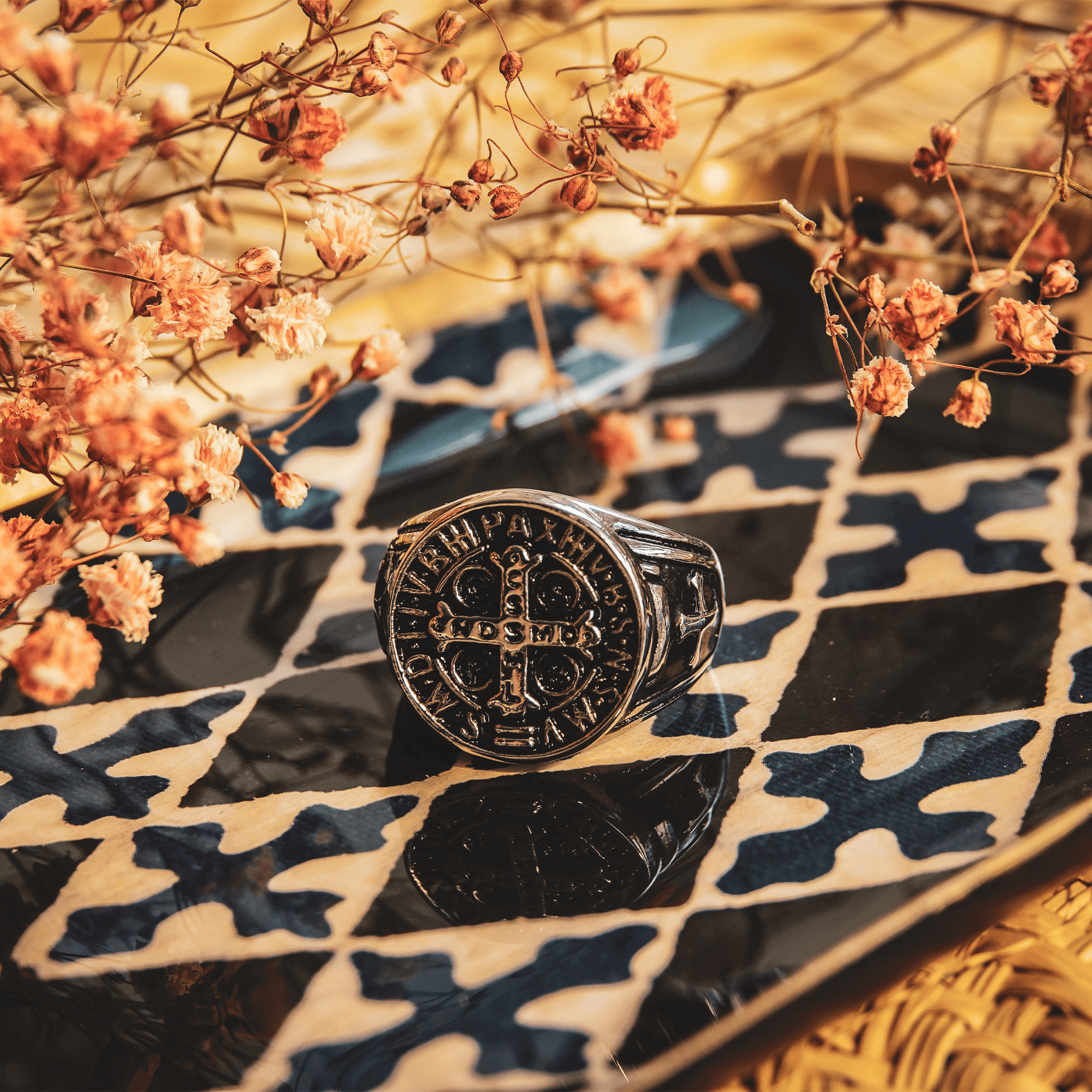 Bague en métal argenté. Médaille de saint Benoit. Chevalière pour homme.