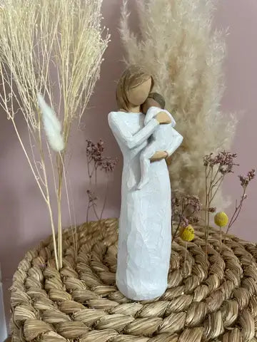 Statuette Willow Tree Child of My Heart, femme enlaçant tendrement un bébé, diversité familiale, cadeau pour famille adoptante