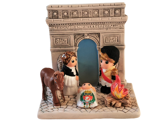 Crèche du Monde - Arc de Triomphe. Collection Boutique de Fourvière : Crèches artisanales en céramique peinte à la main du Pérou, certifiées Fair Trade. Objets de décoration de Noël.