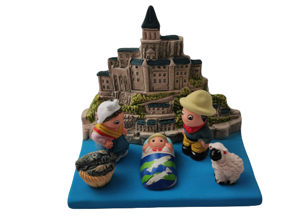 Crèche du Monde - Mont-Saint-Michel. Collection Boutique de Fourvière : Crèches artisanales en céramique peinte à la main du Pérou, certifiées Fair Trade. Objets de décoration de Noël.