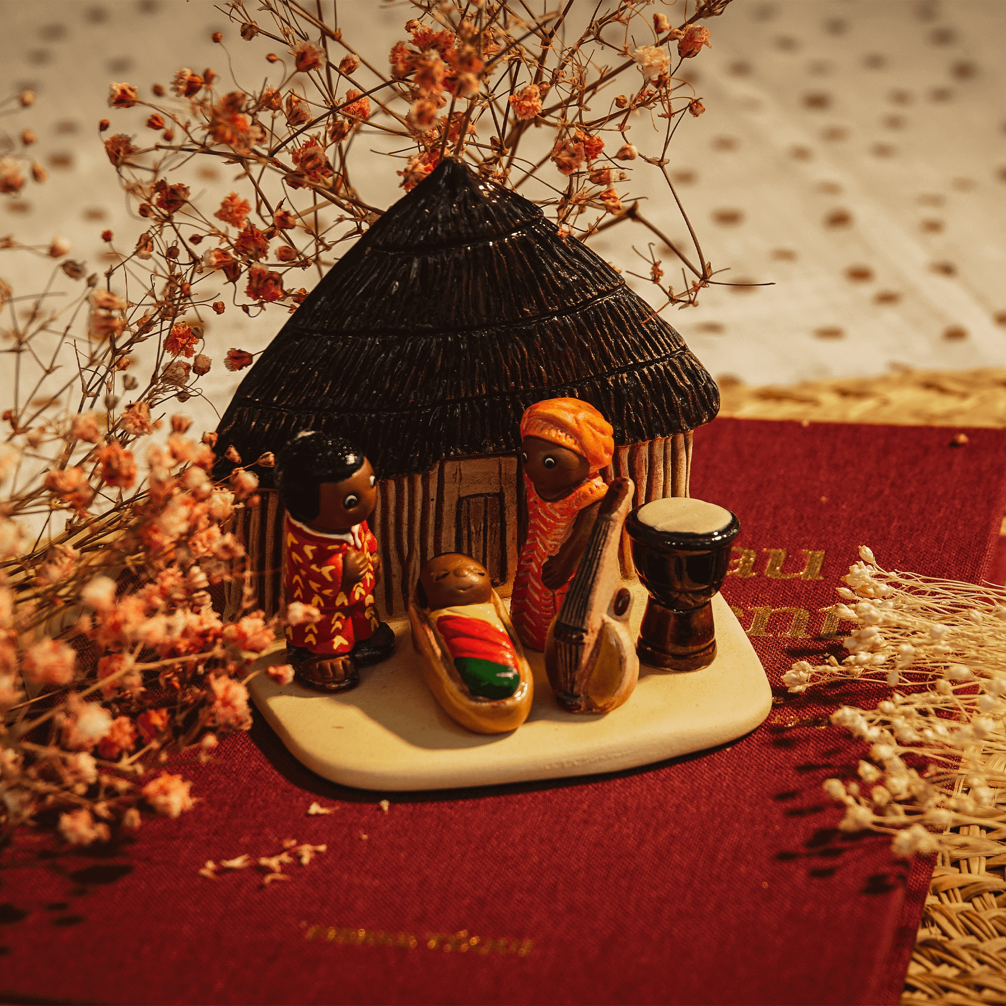 Crèche du Monde - Cameroun. Collection Boutique de Fourvière : Crèches artisanales en céramique peinte à la main du Pérou, certifiées Fair Trade. Objets de décoration de Noël.