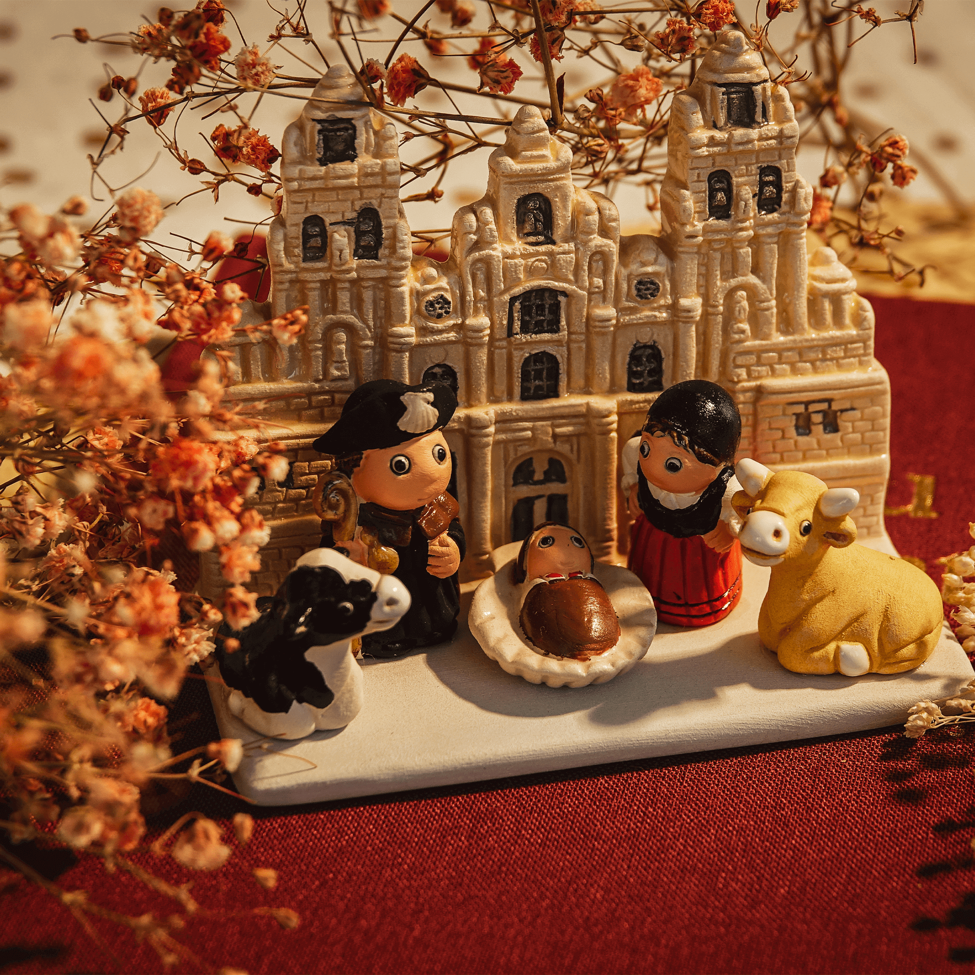 Crèche du Monde - Compostelle. Collection Boutique de Fourvière : Crèches artisanales en céramique peinte à la main du Pérou, certifiées Fair Trade. Objets de décoration de Noël.