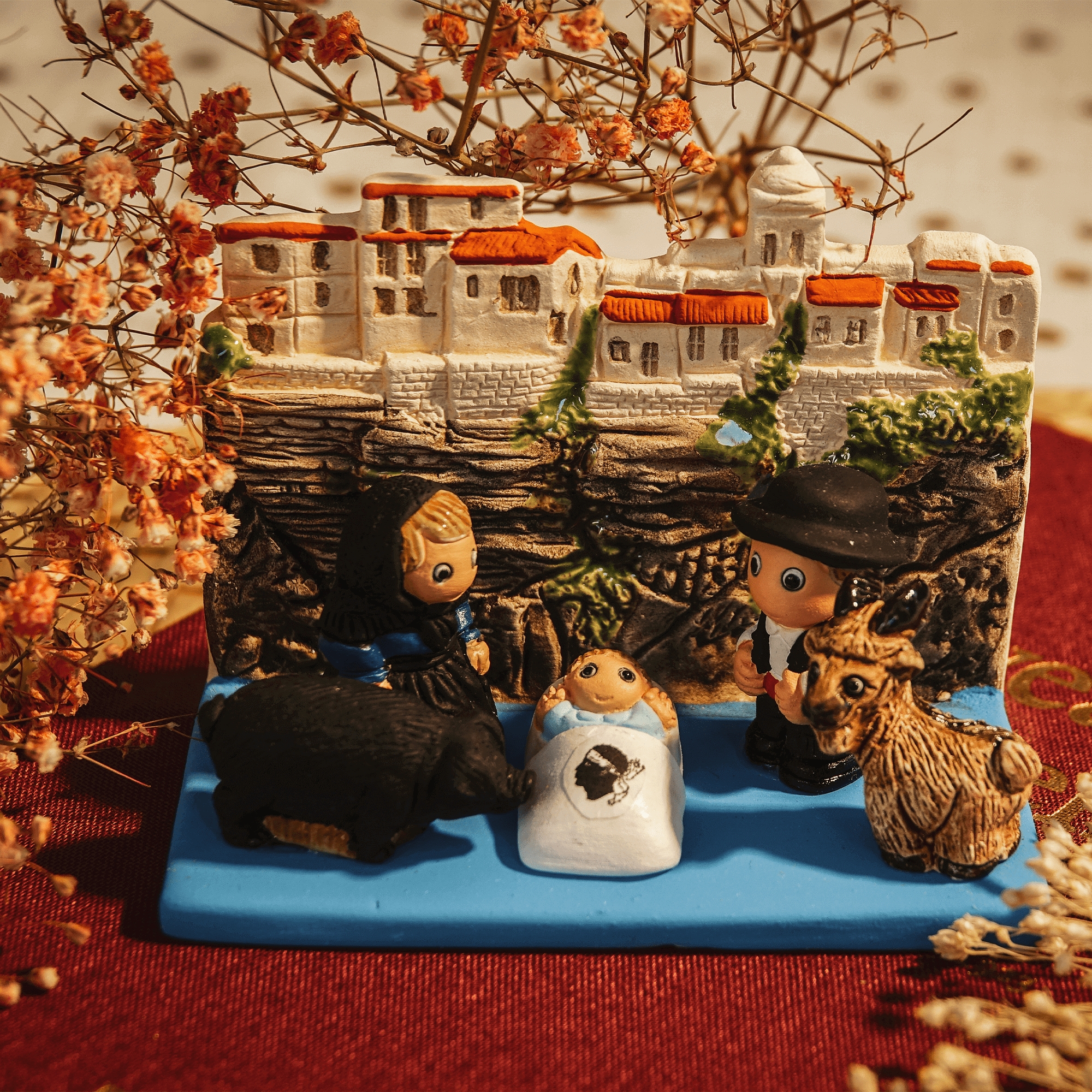 Crèche du Monde - Corse. Collection Boutique de Fourvière : Crèches artisanales en céramique peinte à la main du Pérou, certifiées Fair Trade. Objets de décoration de Noël.