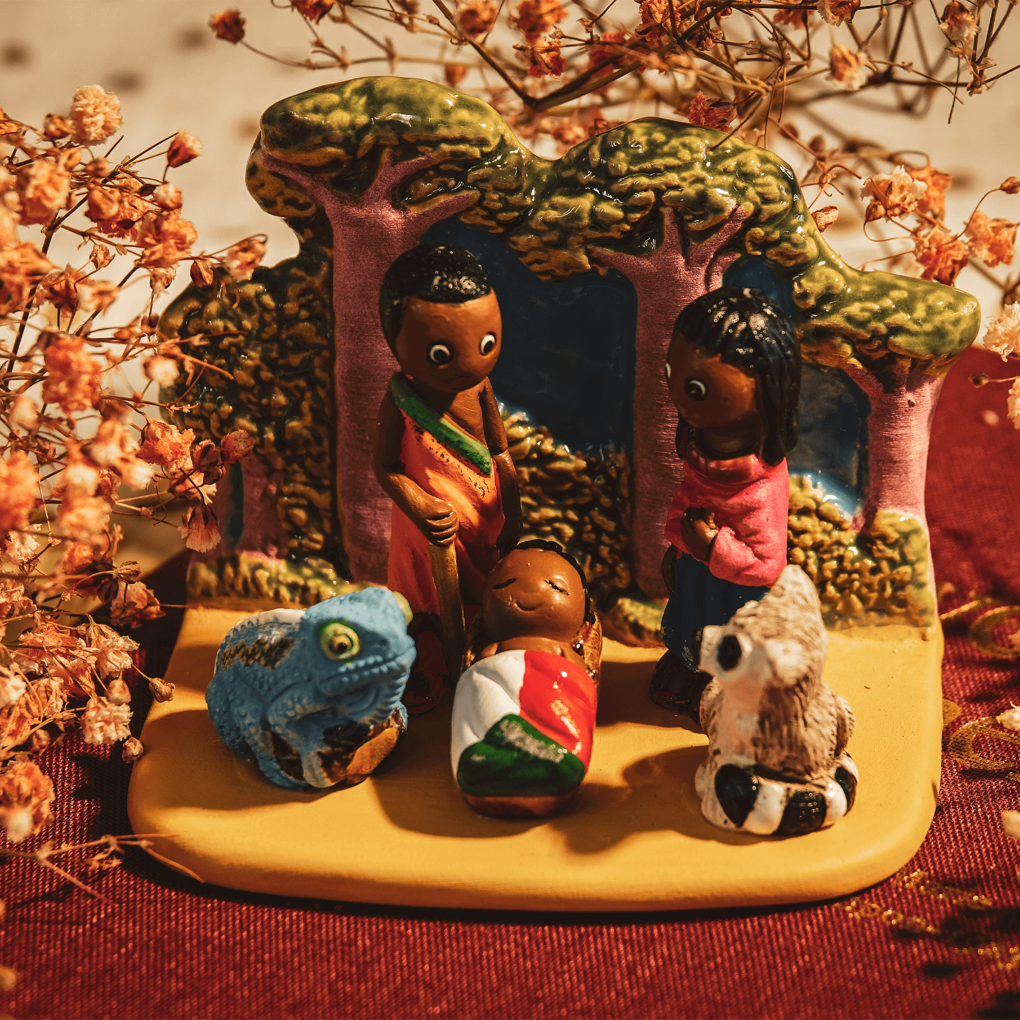 Crèche du Monde - Madagascar. Collection Boutique de Fourvière : Crèches artisanales en céramique peinte à la main du Pérou, certifiées Fair Trade. Objets de décoration de Noël.