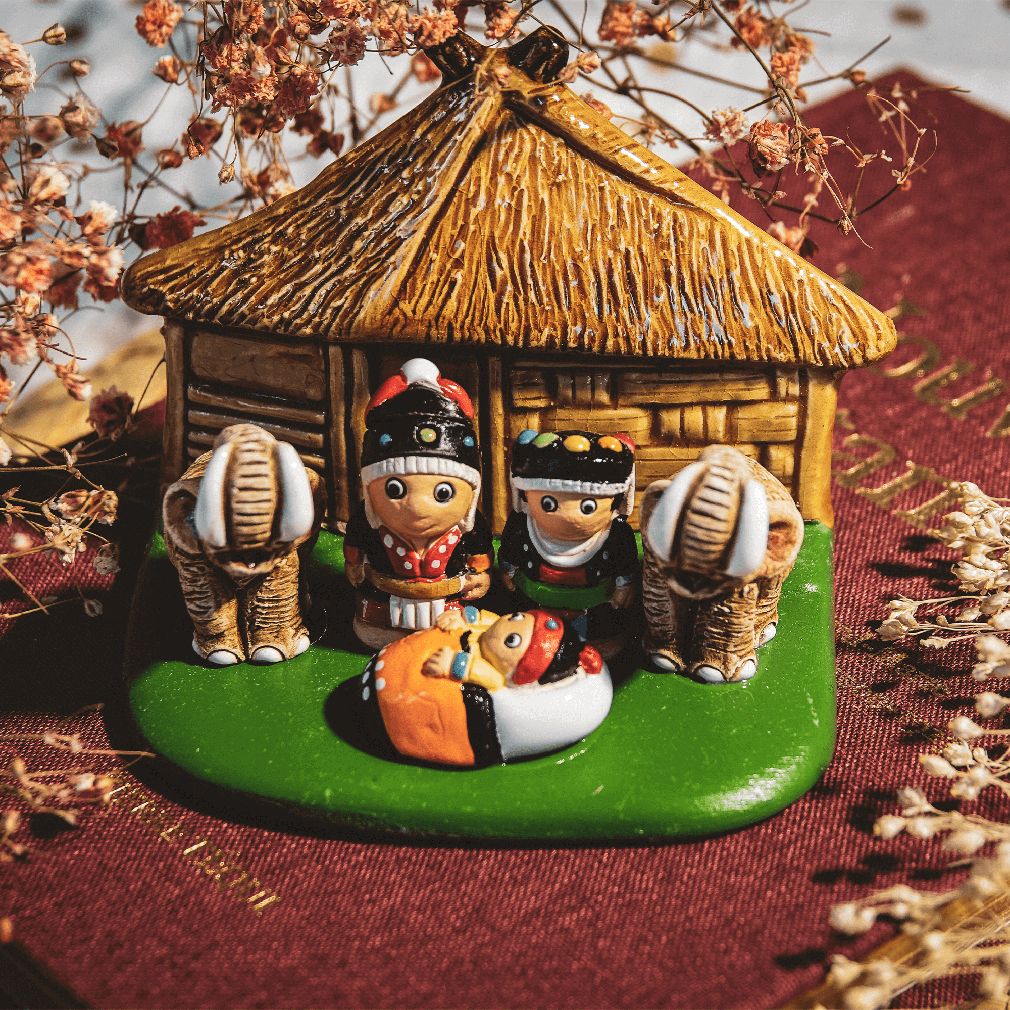 Crèche du Monde - Thailande. Collection Boutique de Fourvière : Crèches artisanales en céramique peinte à la main du Pérou, certifiées Fair Trade. Objets de décoration de Noël.