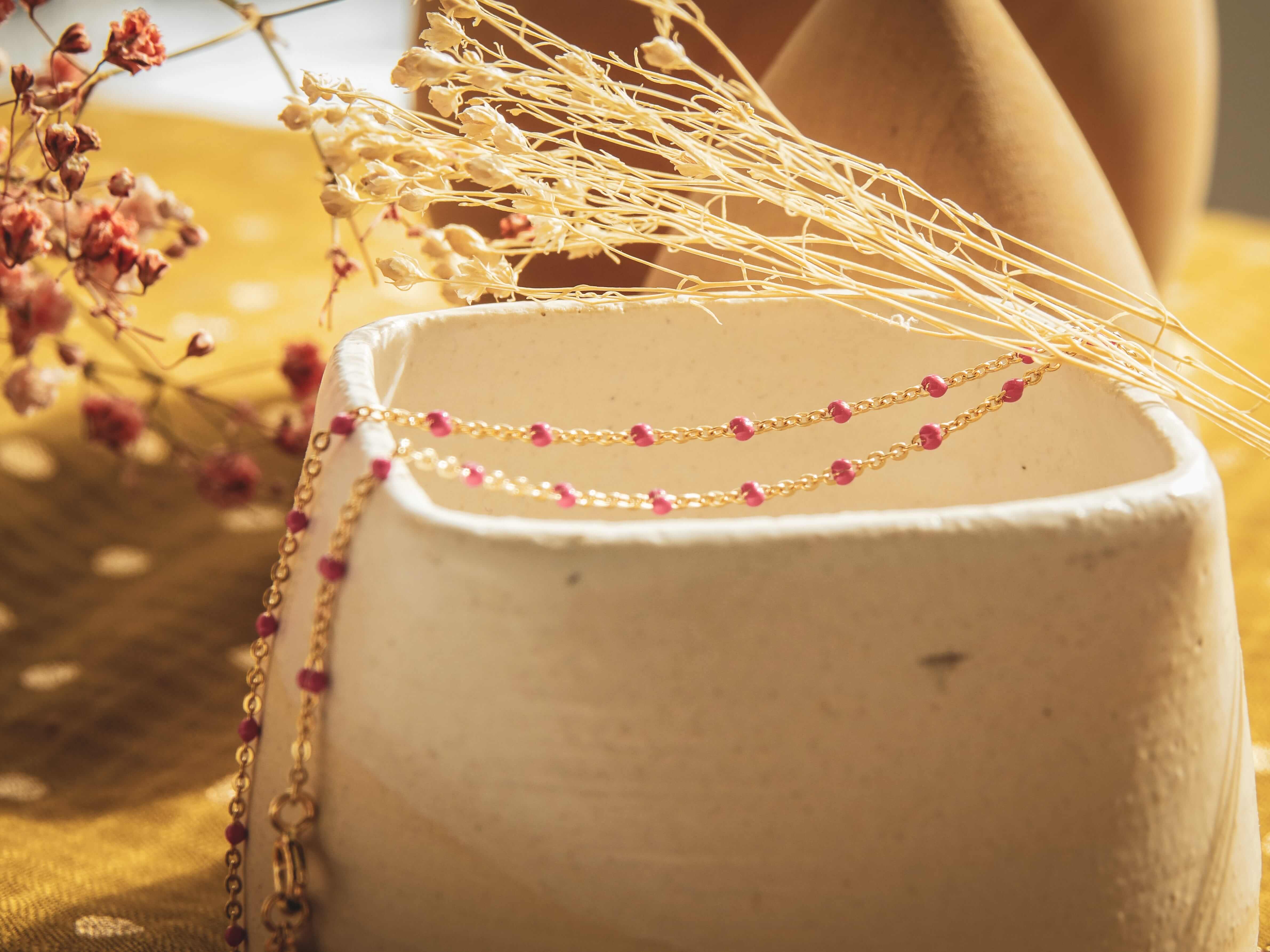 Collier plaqué or et résine colorée.