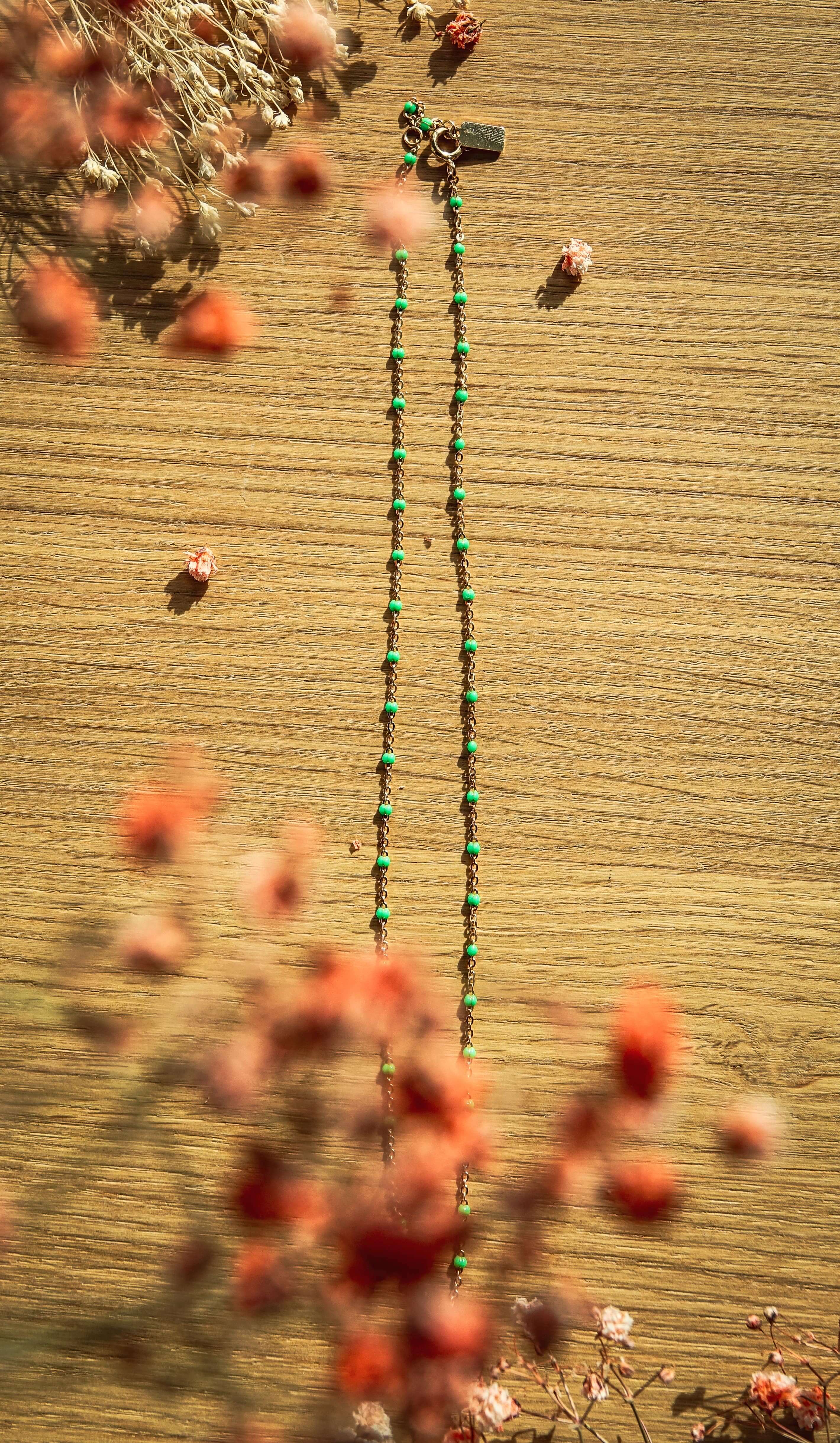 Collier plaqué or et résine colorée.