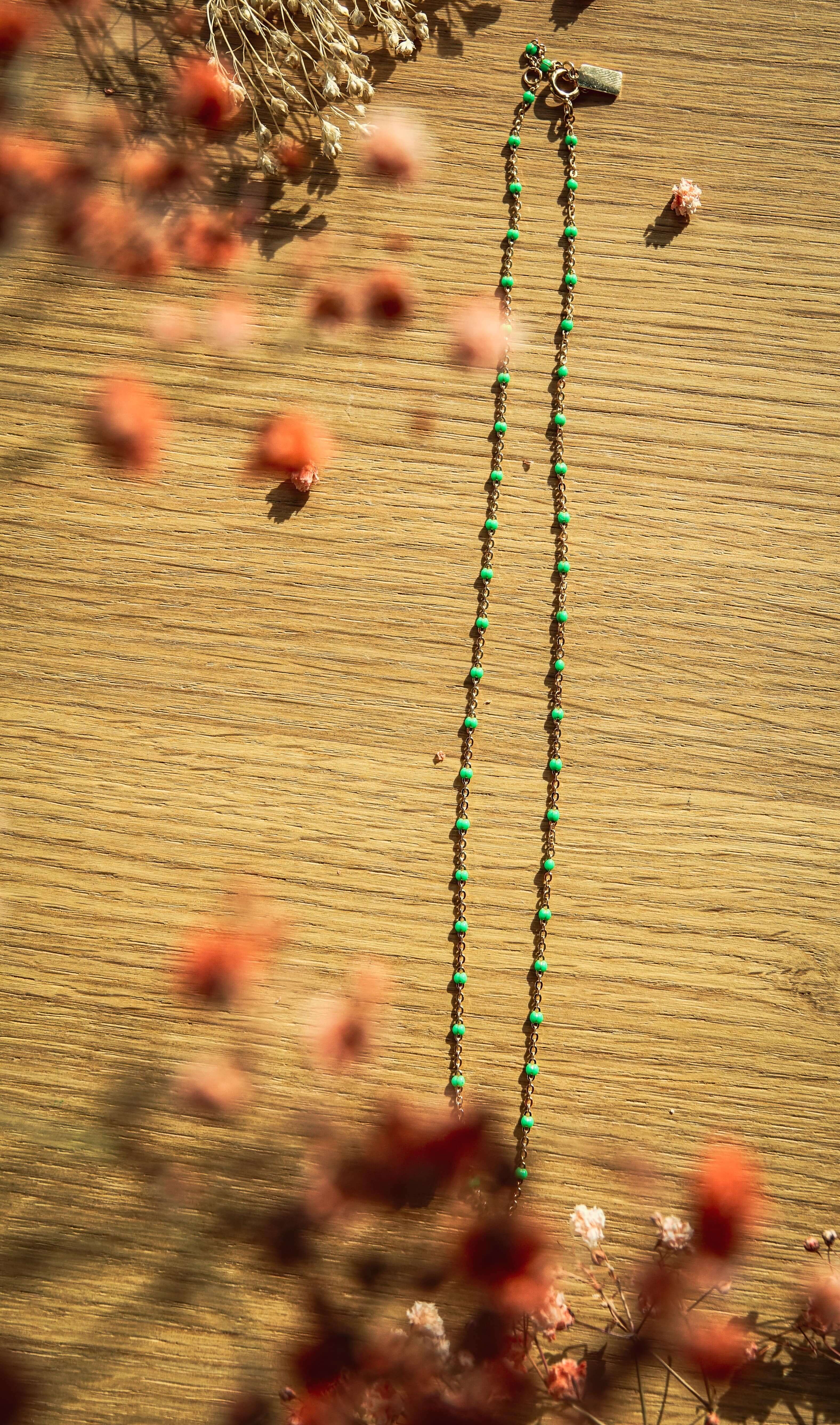 Collier plaqué or et résine colorée.
