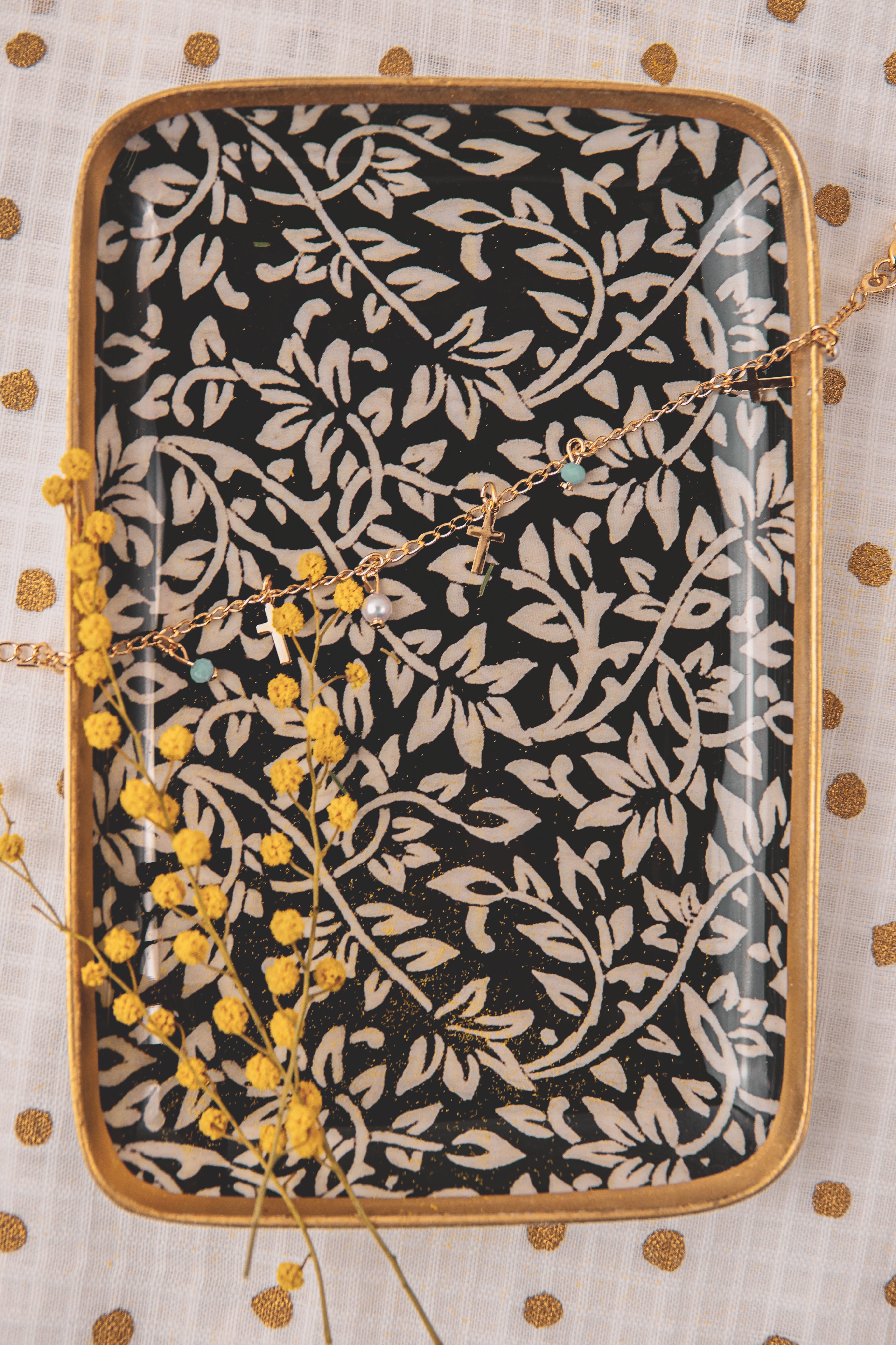 Bracelet Plaqué or , charms petites croix et perles