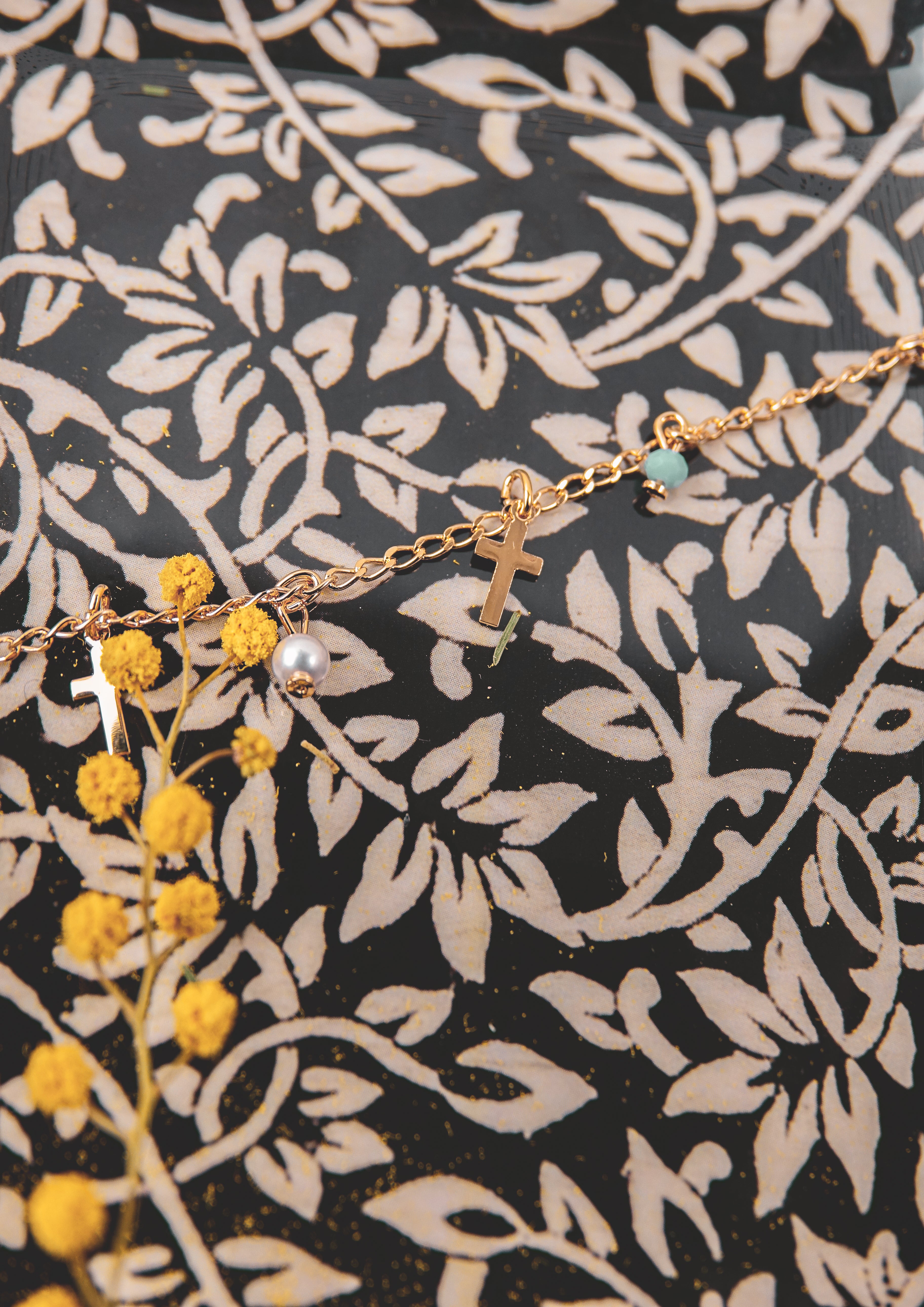 Bracelet Plaqué or , charms petites croix et perles