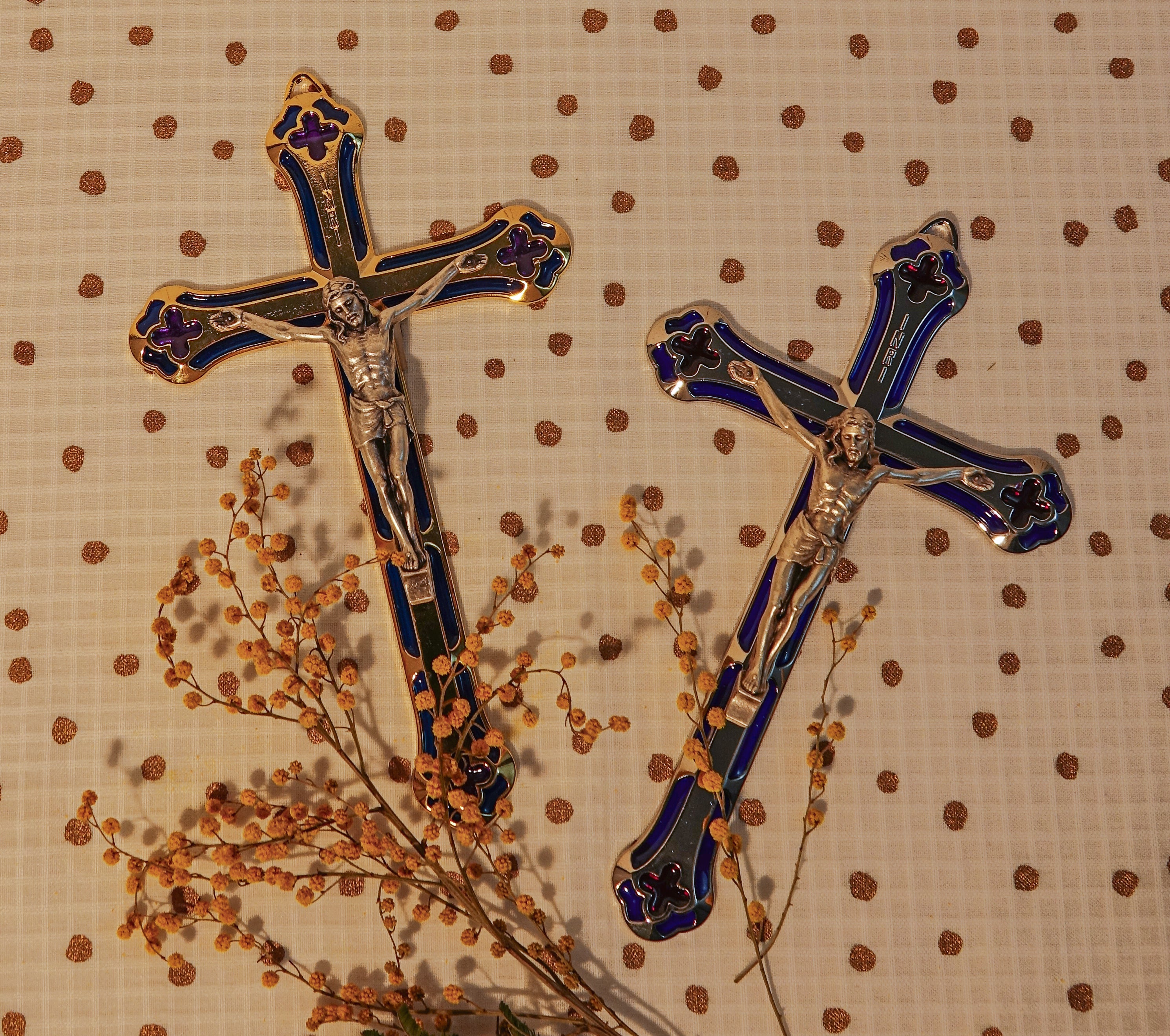Crucifix métal et Christ couleur argentée ou dorée