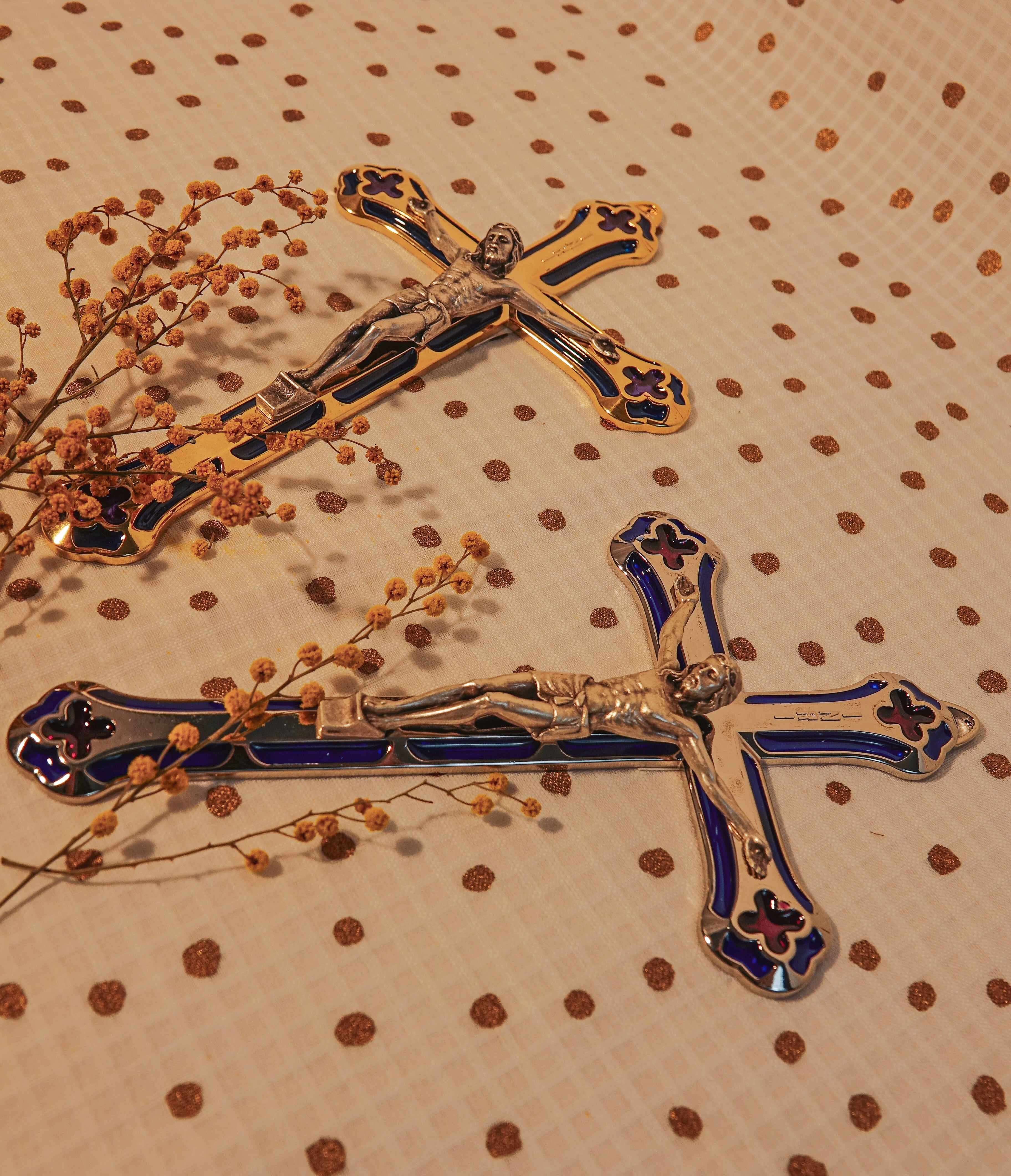 Crucifix métal et Christ couleur argentée ou dorée