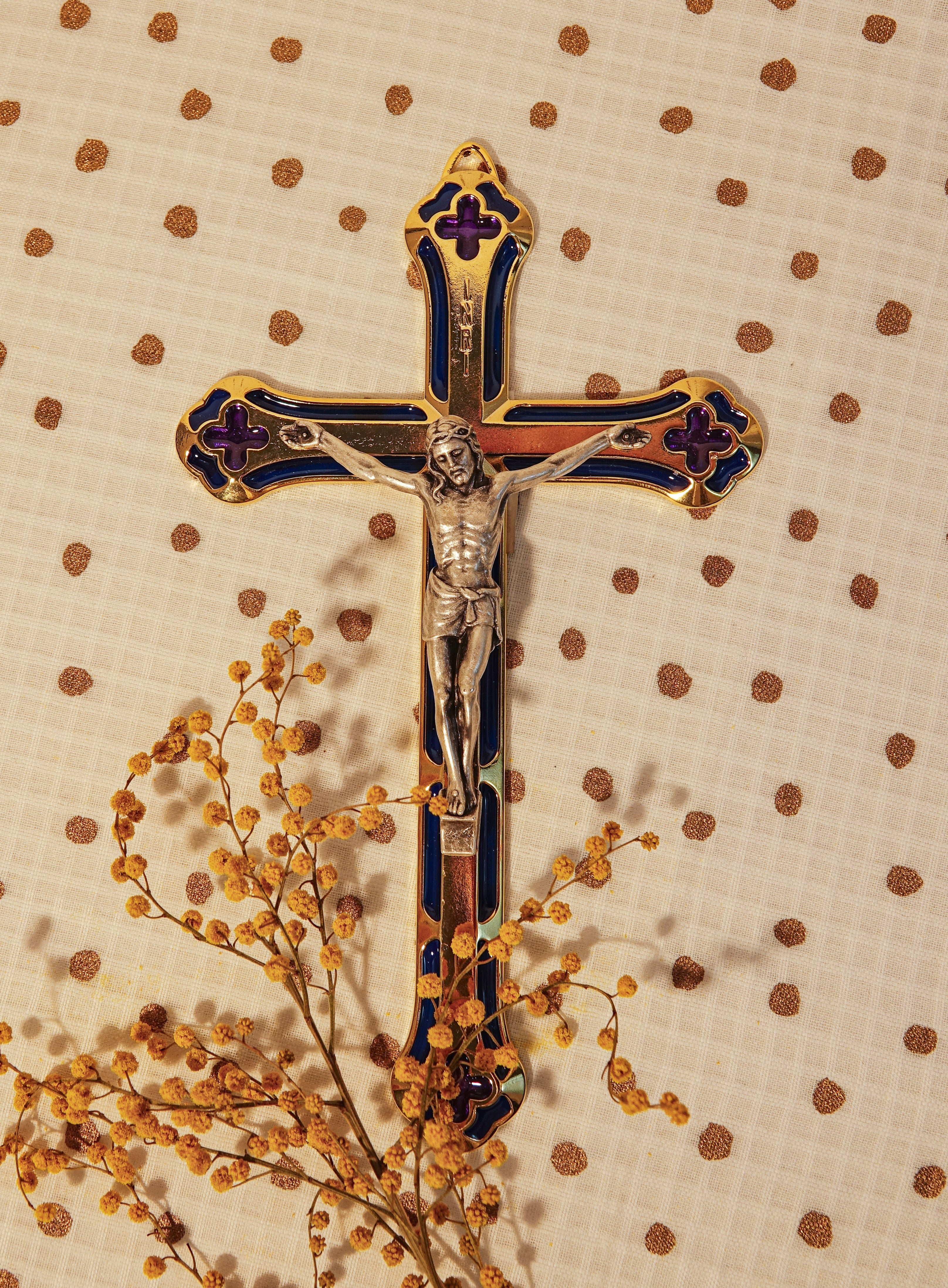 Crucifix métal et Christ couleur argentée ou dorée