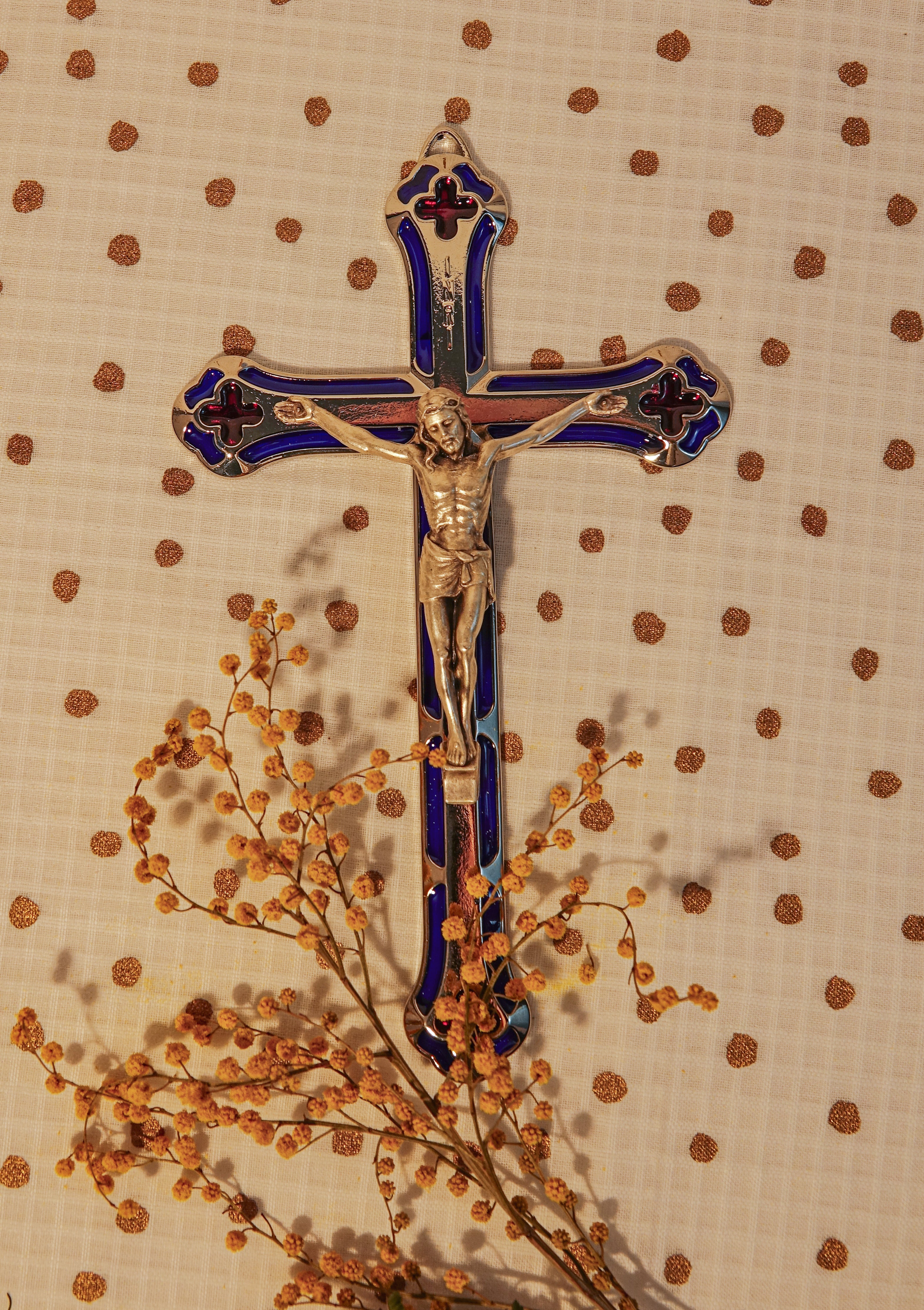 Crucifix métal et Christ couleur argentée ou dorée