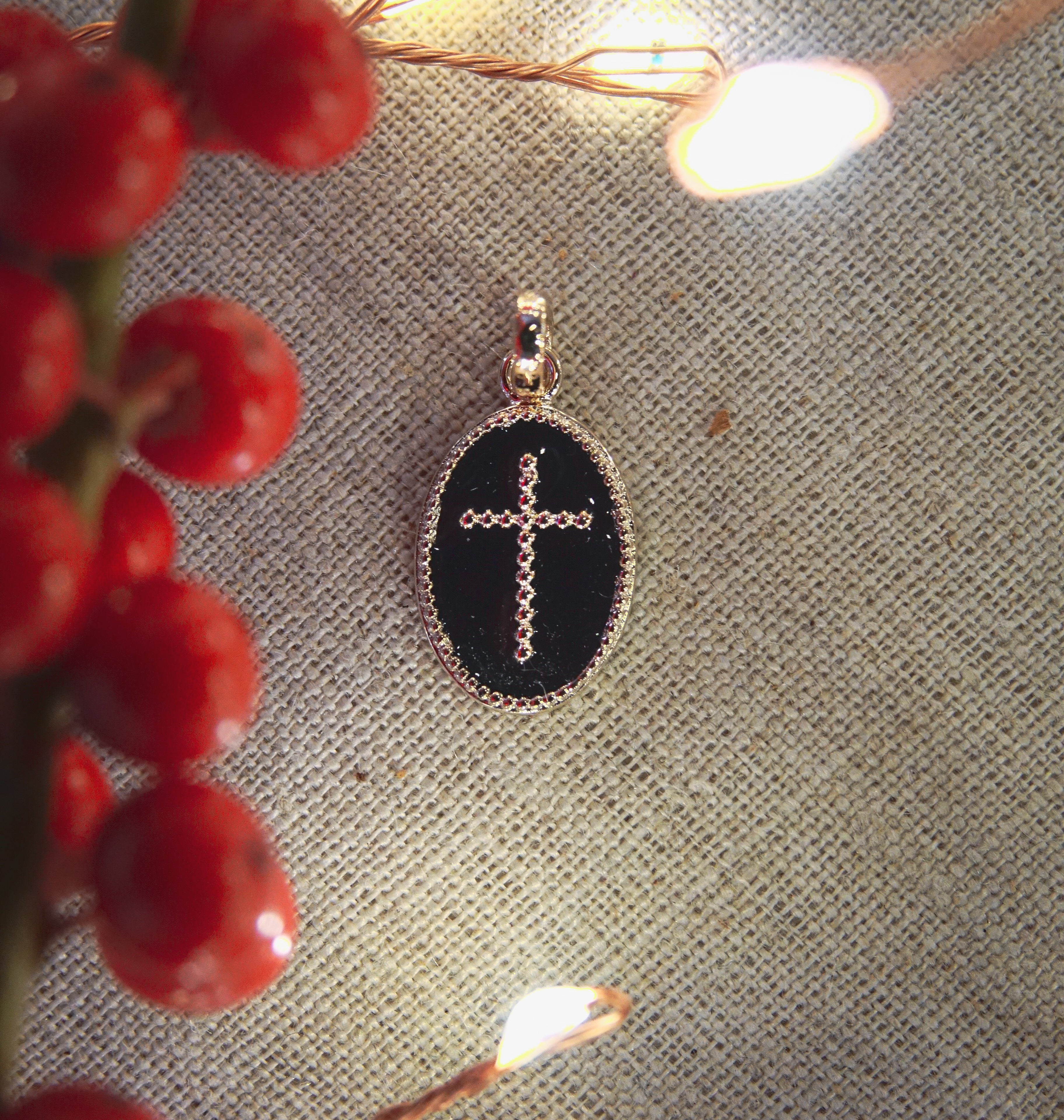 Pendentif plaqué or ovale croix sur fond résine