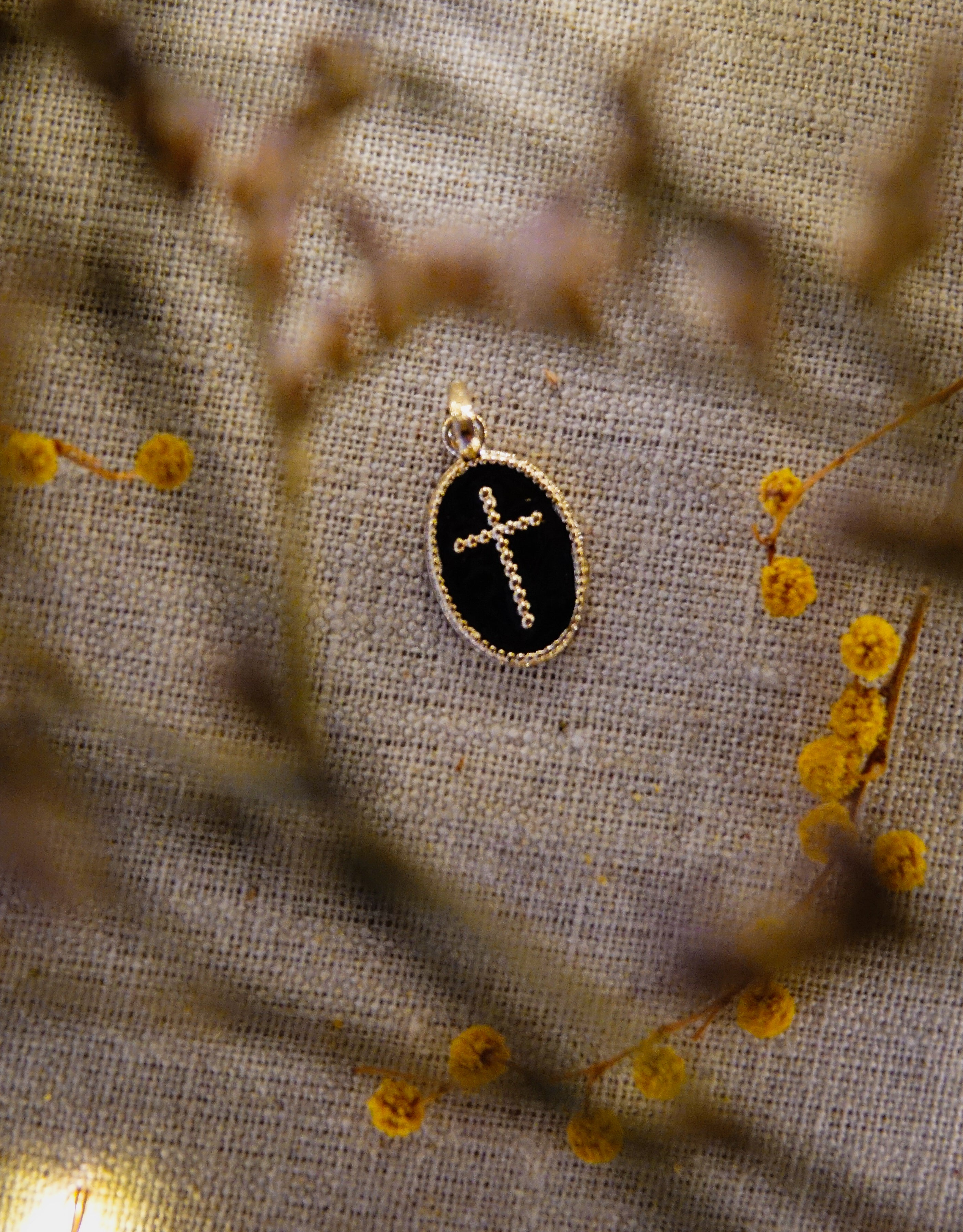 Pendentif plaqué or ovale croix sur fond résine