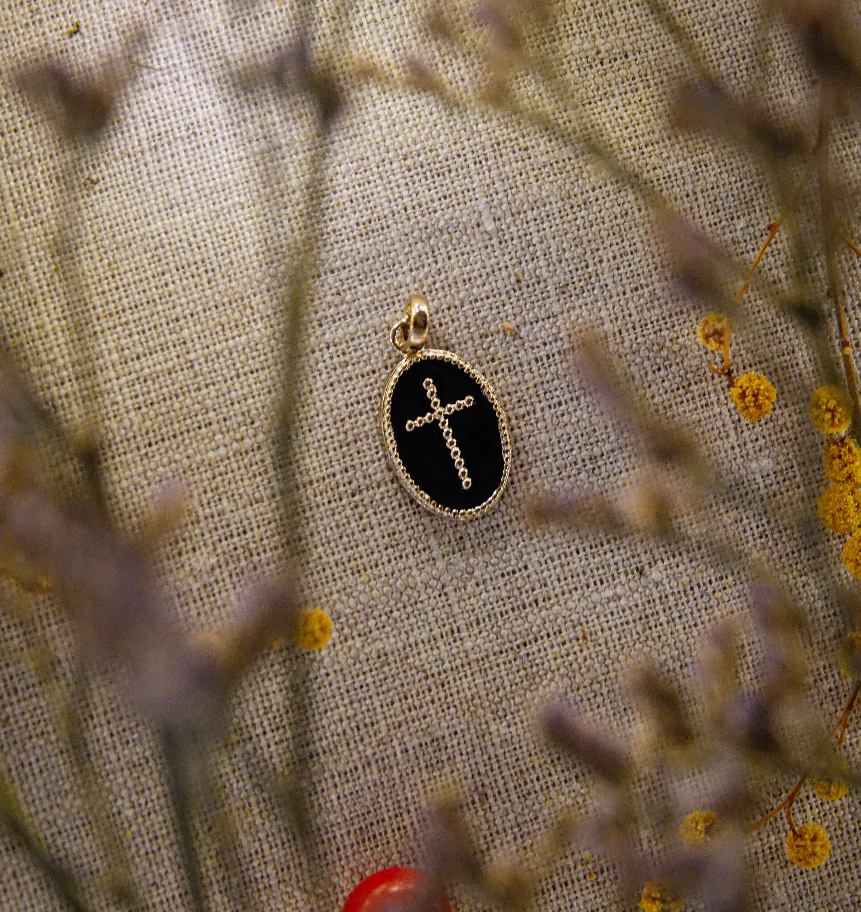 Pendentif plaqué or ovale croix sur fond résine