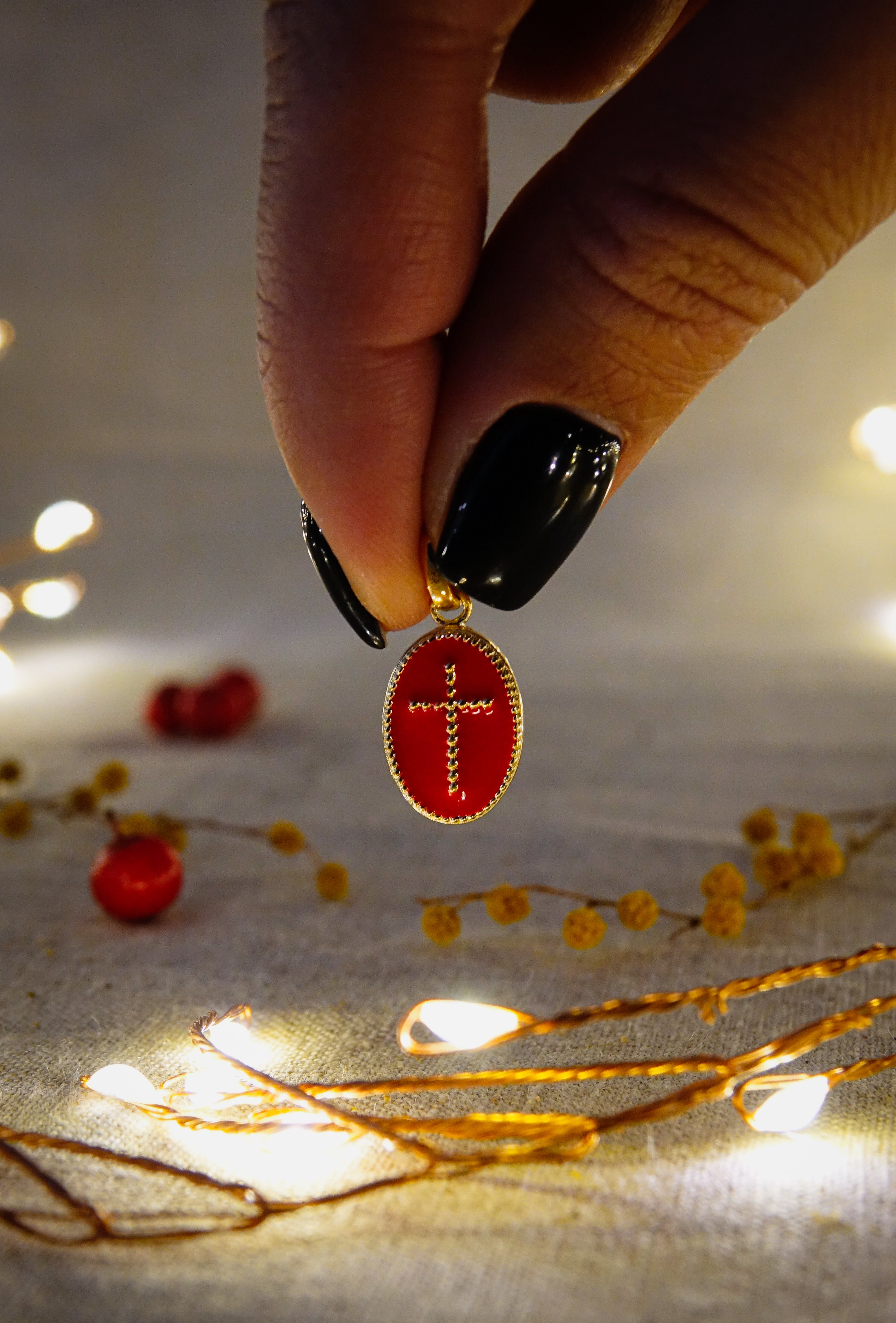 Pendentif plaqué or ovale croix sur fond résine