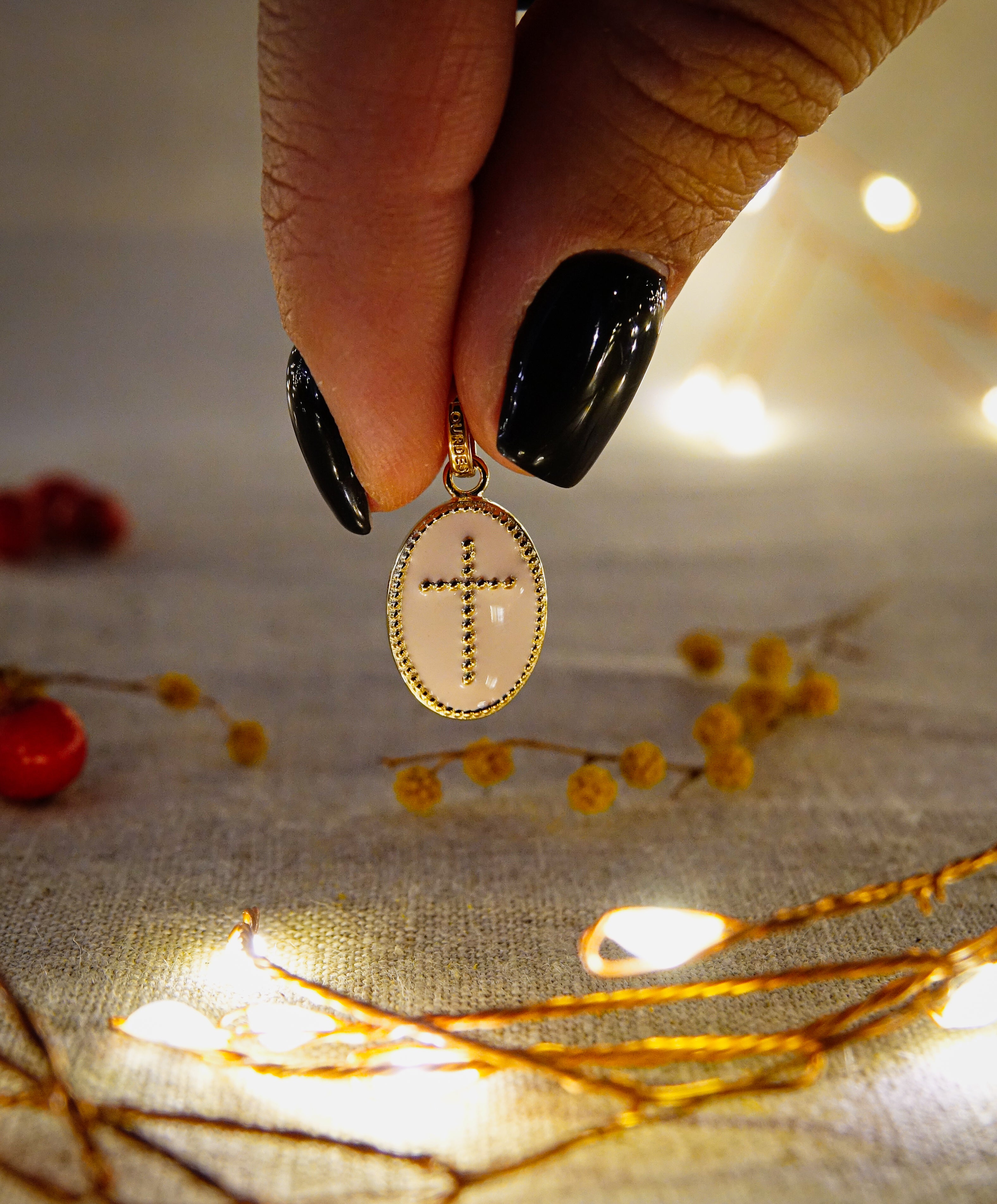 Pendentif plaqué or ovale croix sur fond résine