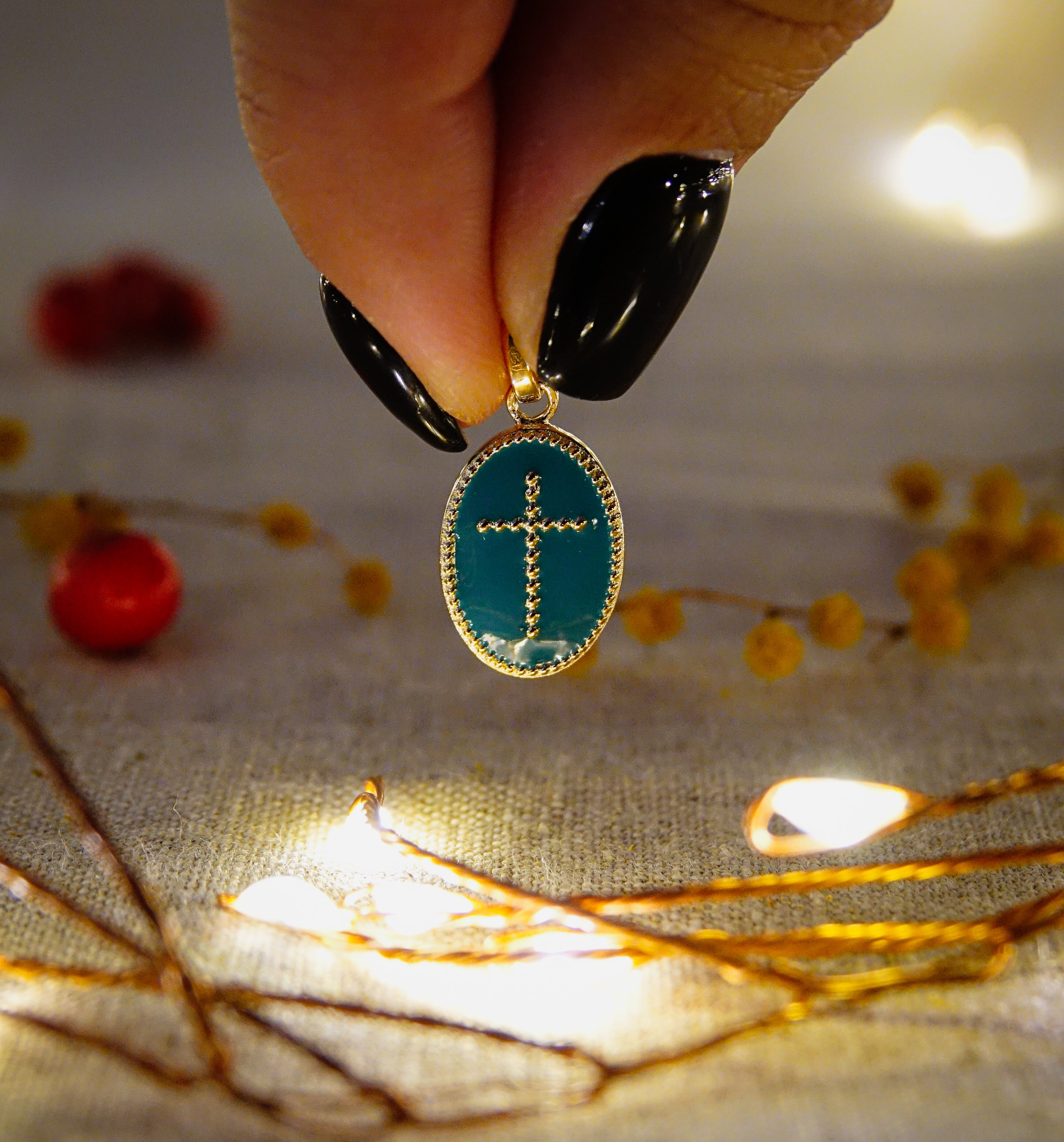 Pendentif plaqué or ovale croix sur fond résine