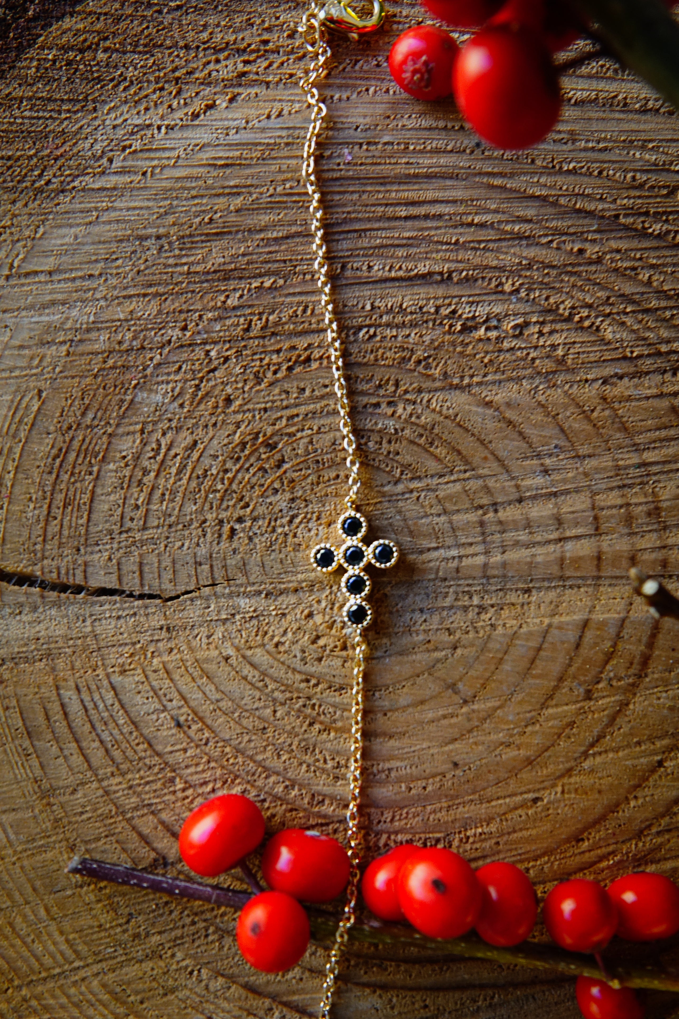 Bracelet Plaqué or et croix ornée de zircons noirs