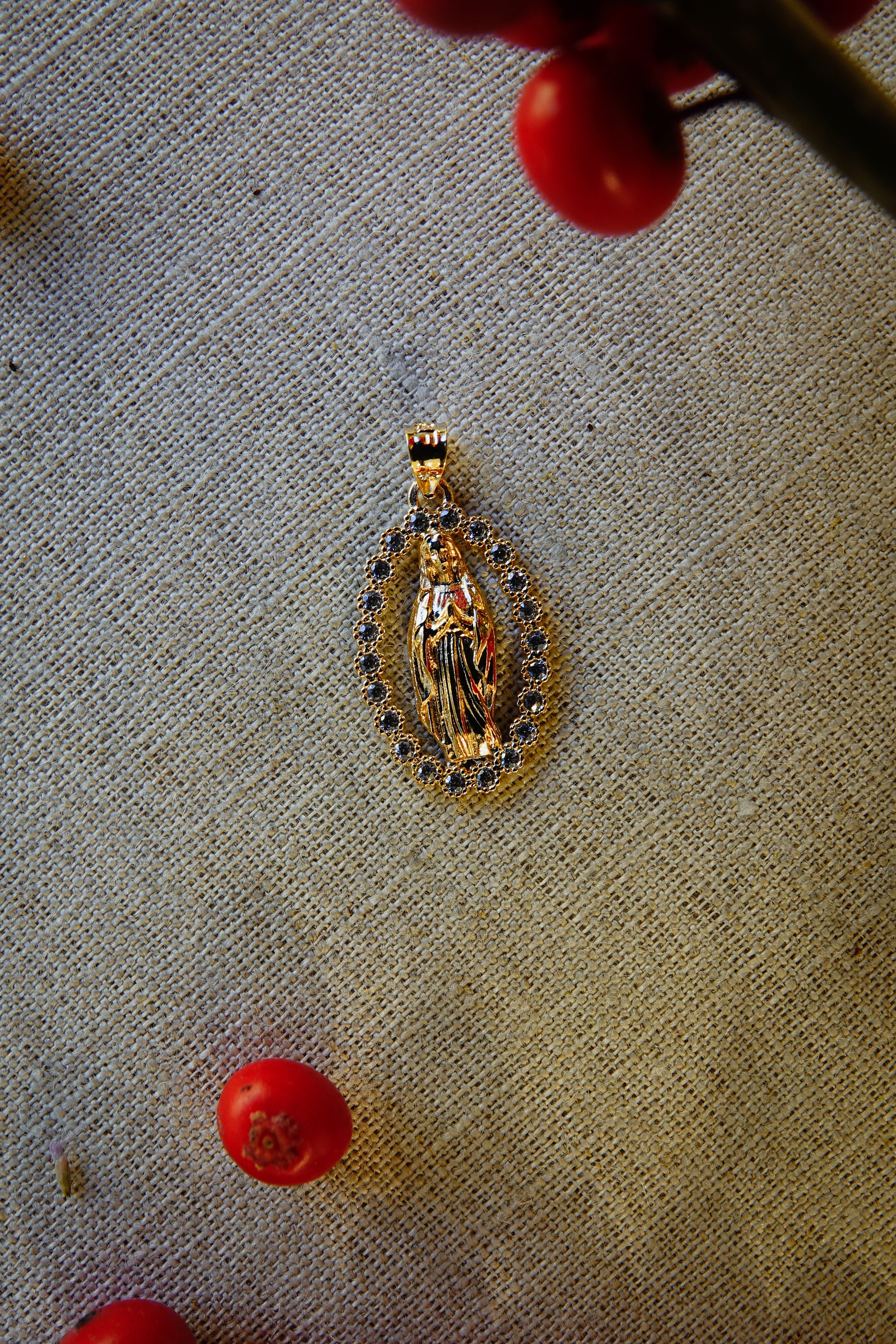 Pendentif plaqué or ovale, Vierge de Lourdes, oxydes blancs sertis