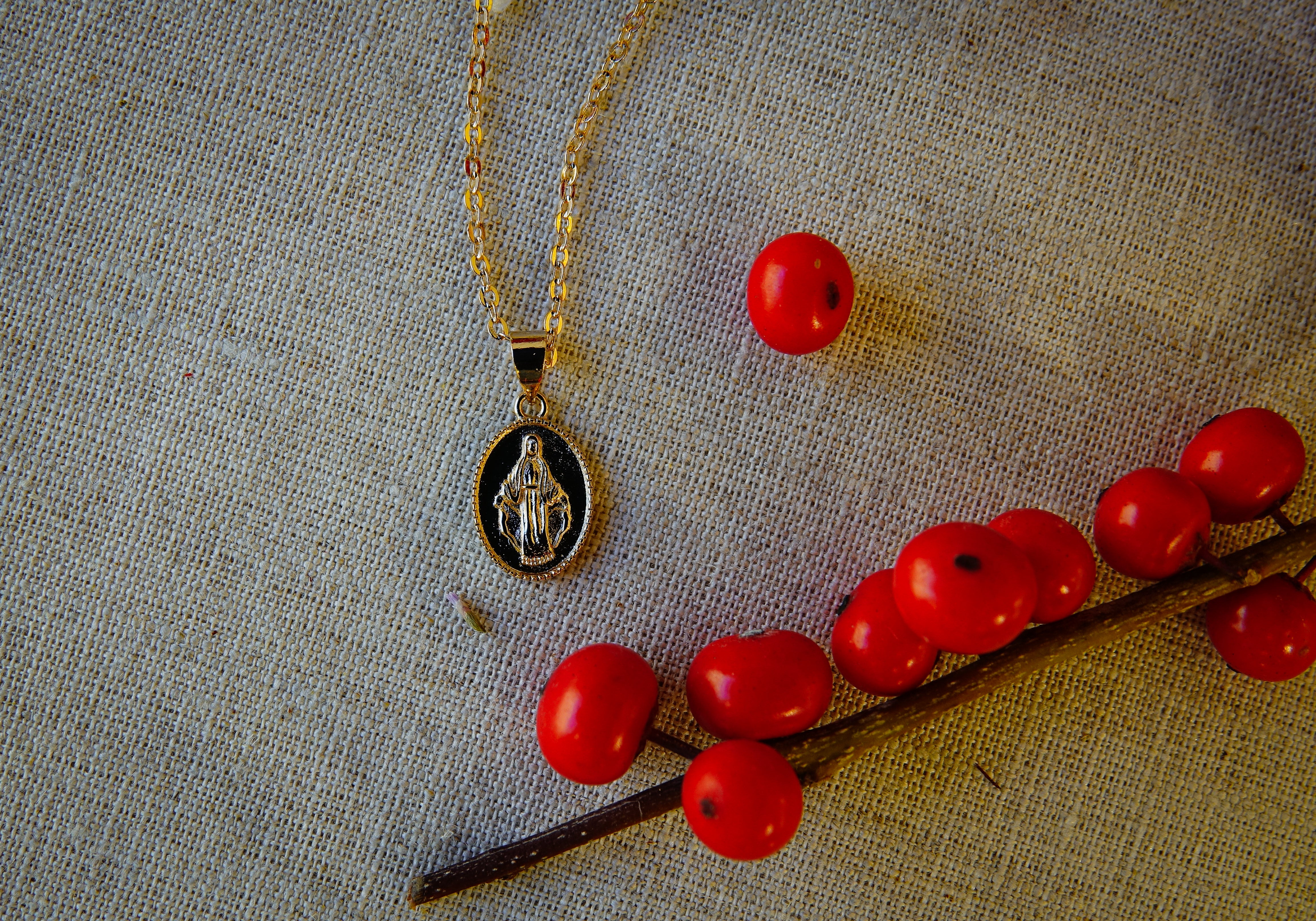 Collier plaqué or , avec médaille Vierge Miraculeuse