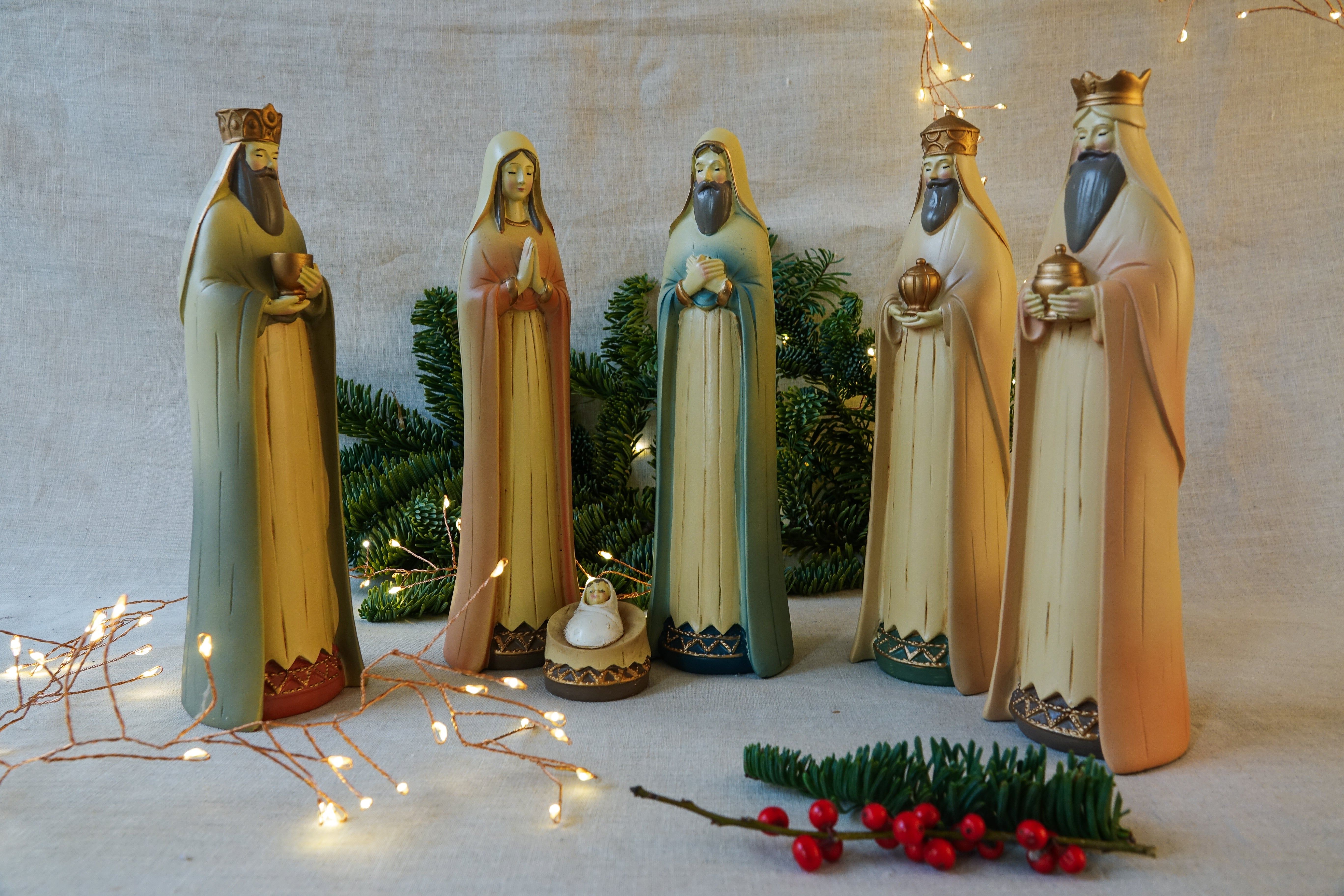 Crèche en résine de couleur avec 6 personnages. H. 24 cm.