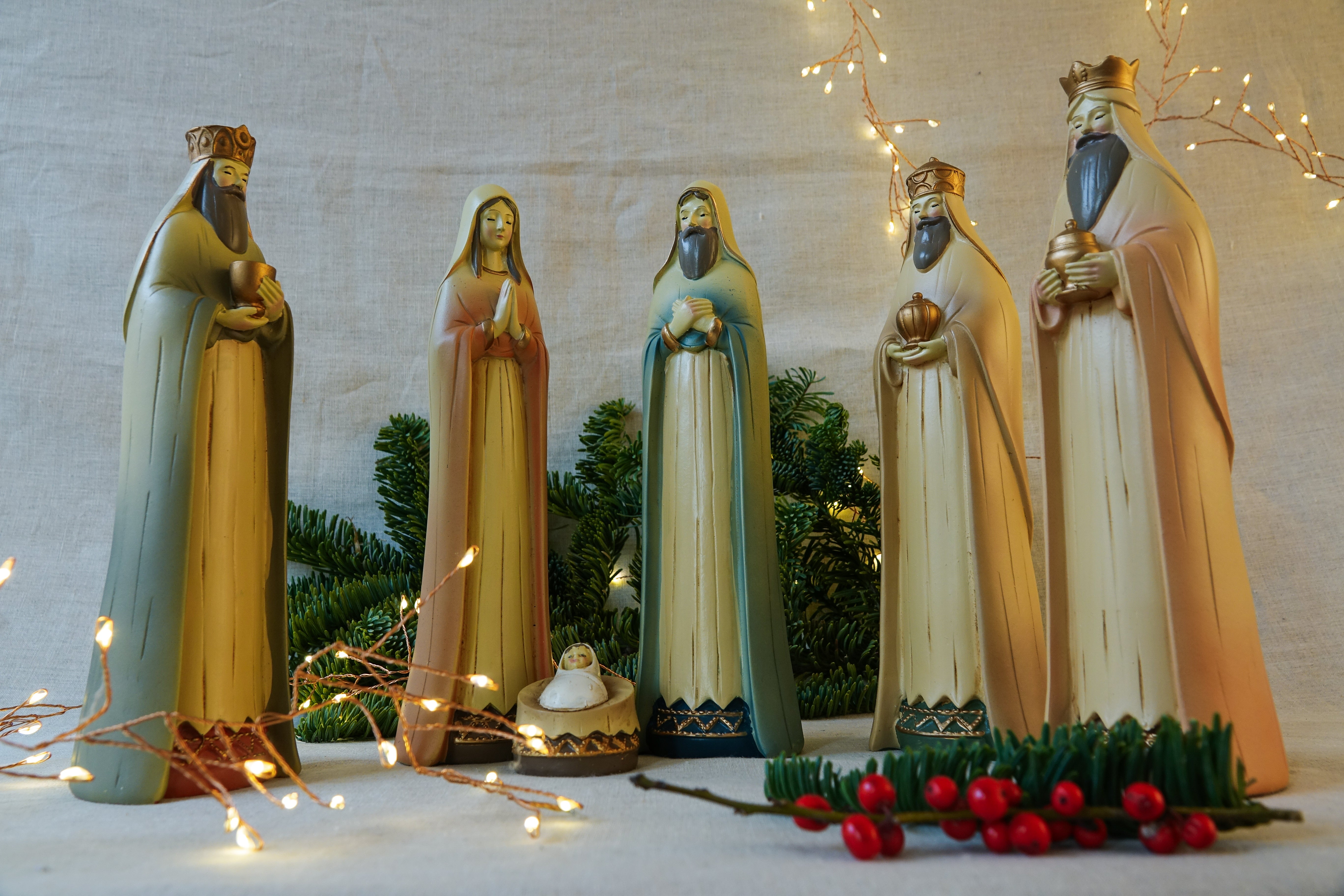 Crèche en résine de couleur avec 6 personnages. H. 24 cm.
