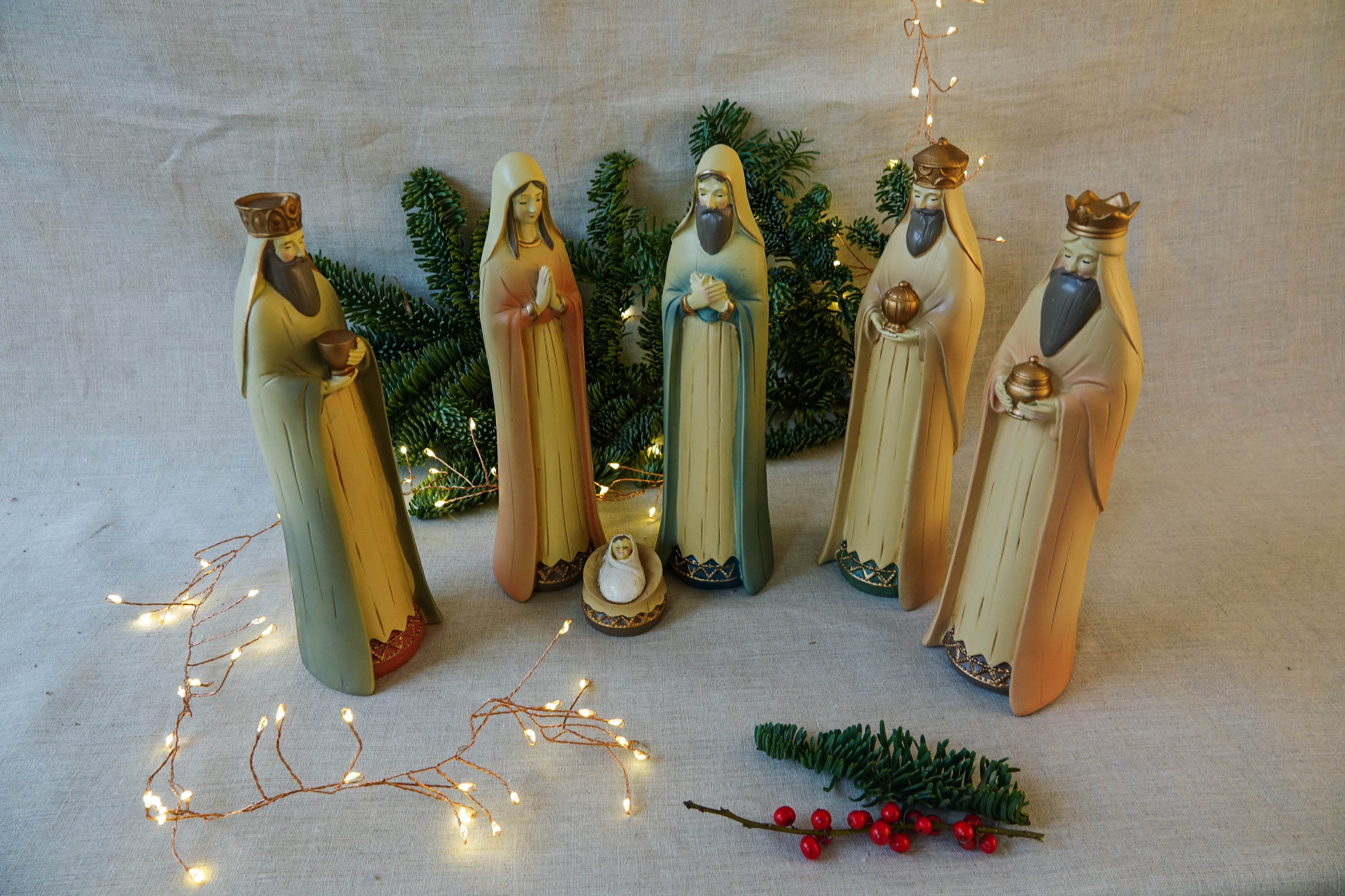 Crèche en résine de couleur avec 6 personnages. H. 24 cm.