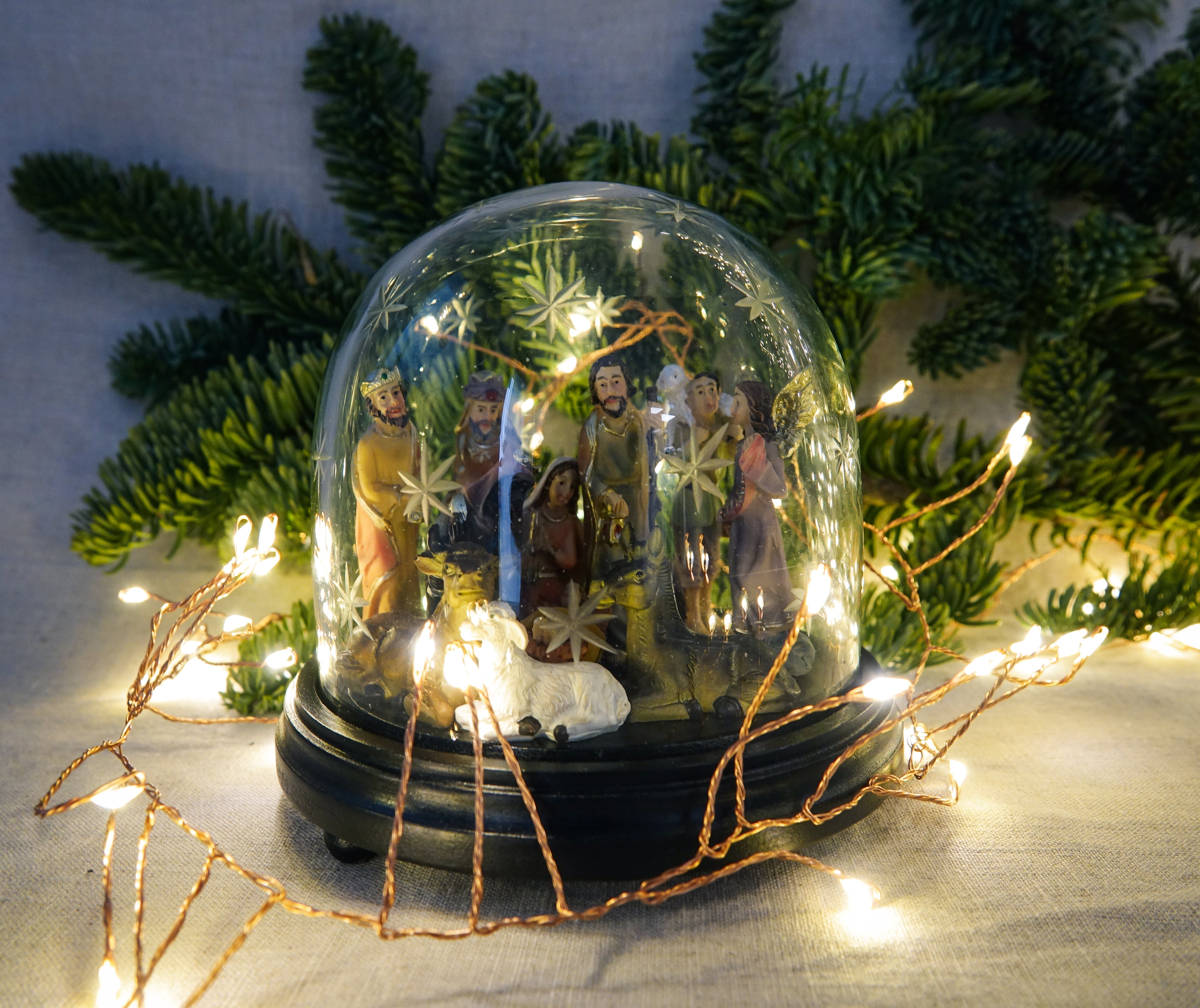 Mini crèche sous globe de verre