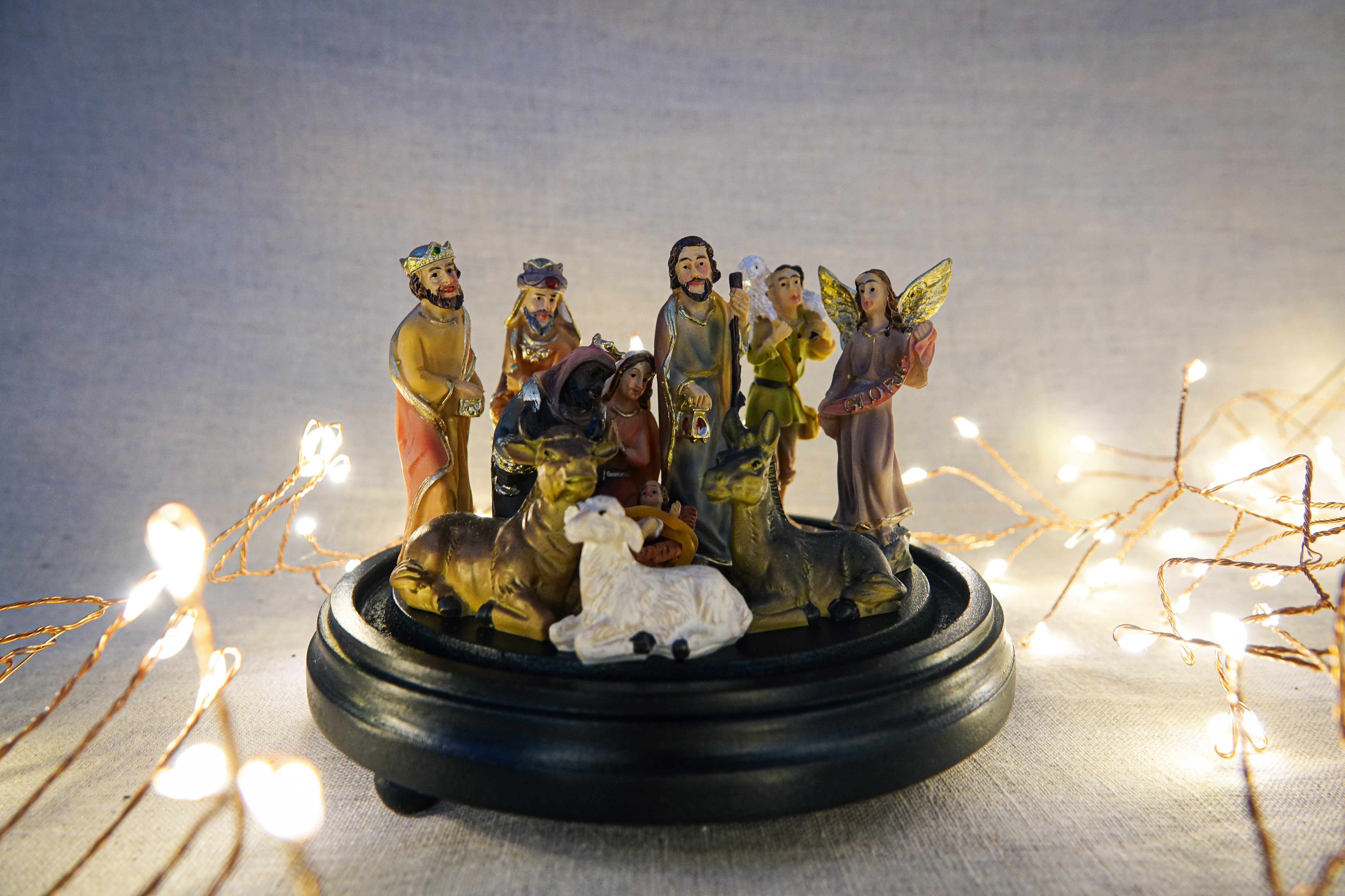 Mini crèche sous globe de verre