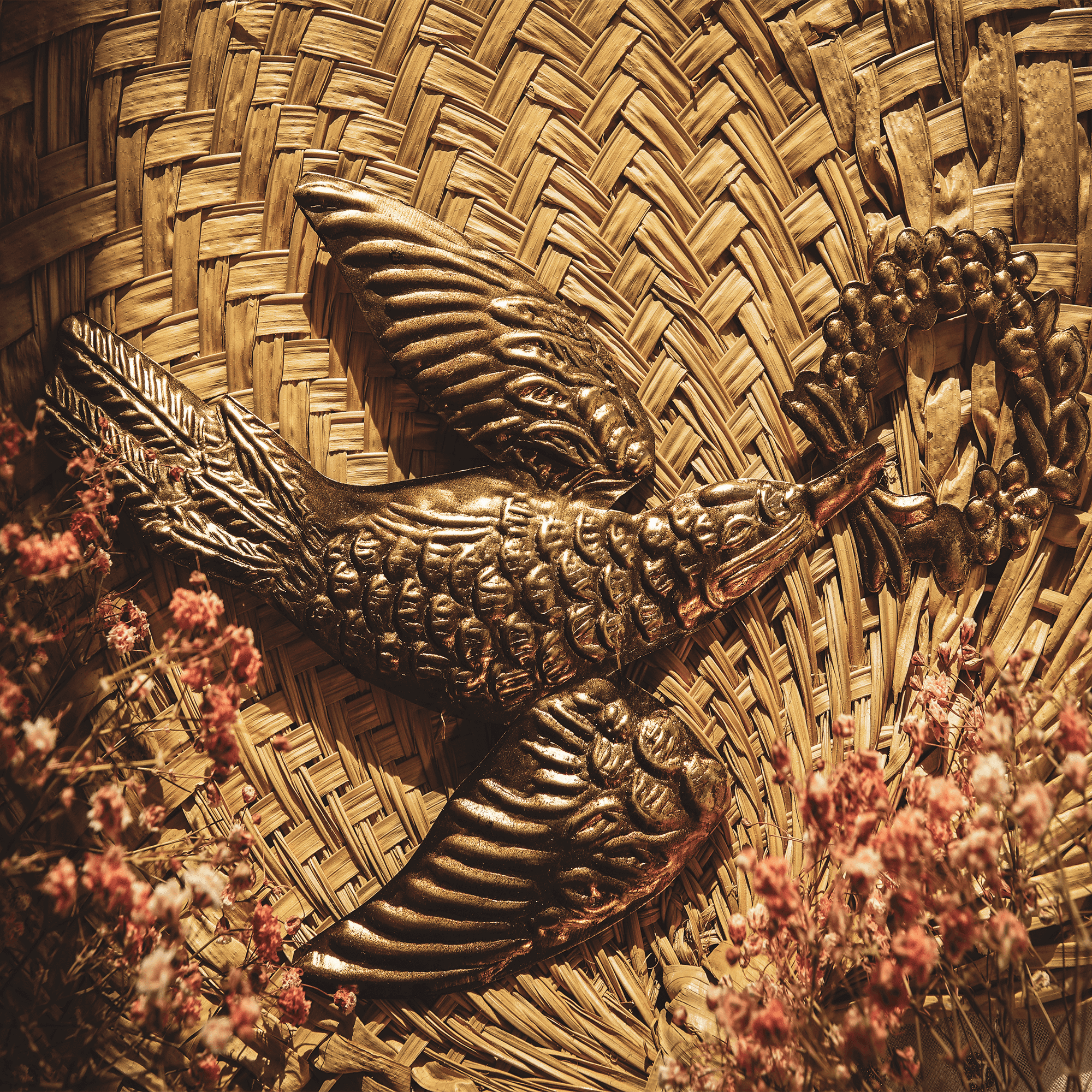 Décoration religieuse : Ex-Voto, ornement avec oiseau et couronne en laiton