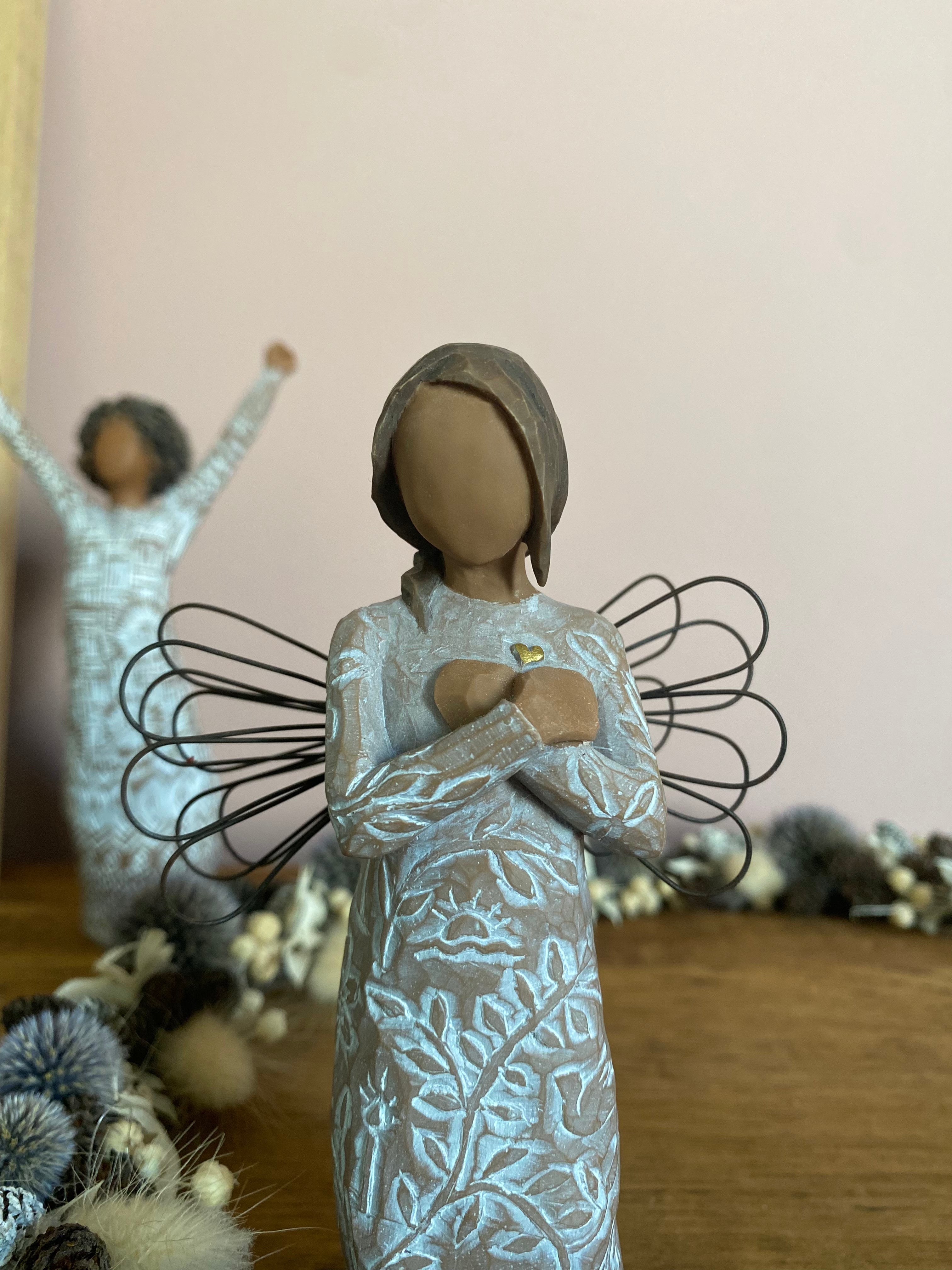 "Figurine Willow Tree - Souvenir - Les souvenirs… Gardés en sécurité dans votre cœur. Création de Susan Lordi en résine, peinte à la main. Expression de la sympathie, du réconfort et de la guérison. Objet de décoration."