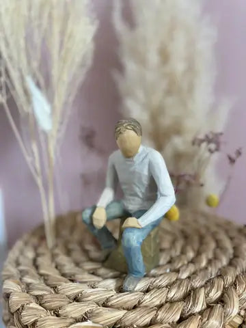 Statuette Willow Tree My Guy : Homme assis en résine peinte façon bois, idéale pour créer un regroupement familial, représentant conjoint, fils, frère aîné.