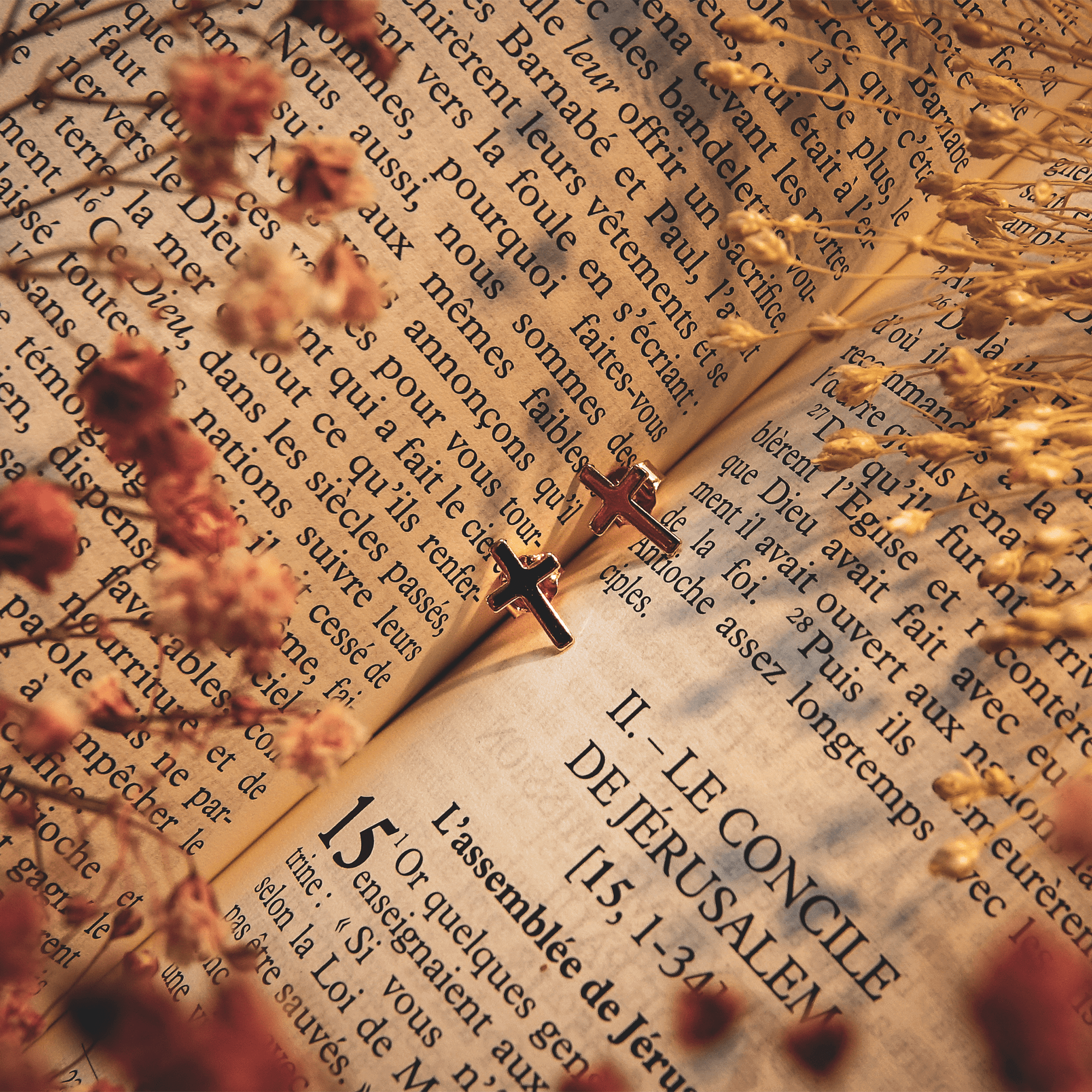 Boucles d'oreilles croix en plaqué or, symbole de foi et d'élégance