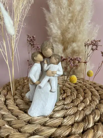 Statuette Willow Tree Quietly par Susan Lordi, représentant une mère avec deux enfants. Symbolisant les relations familiales.