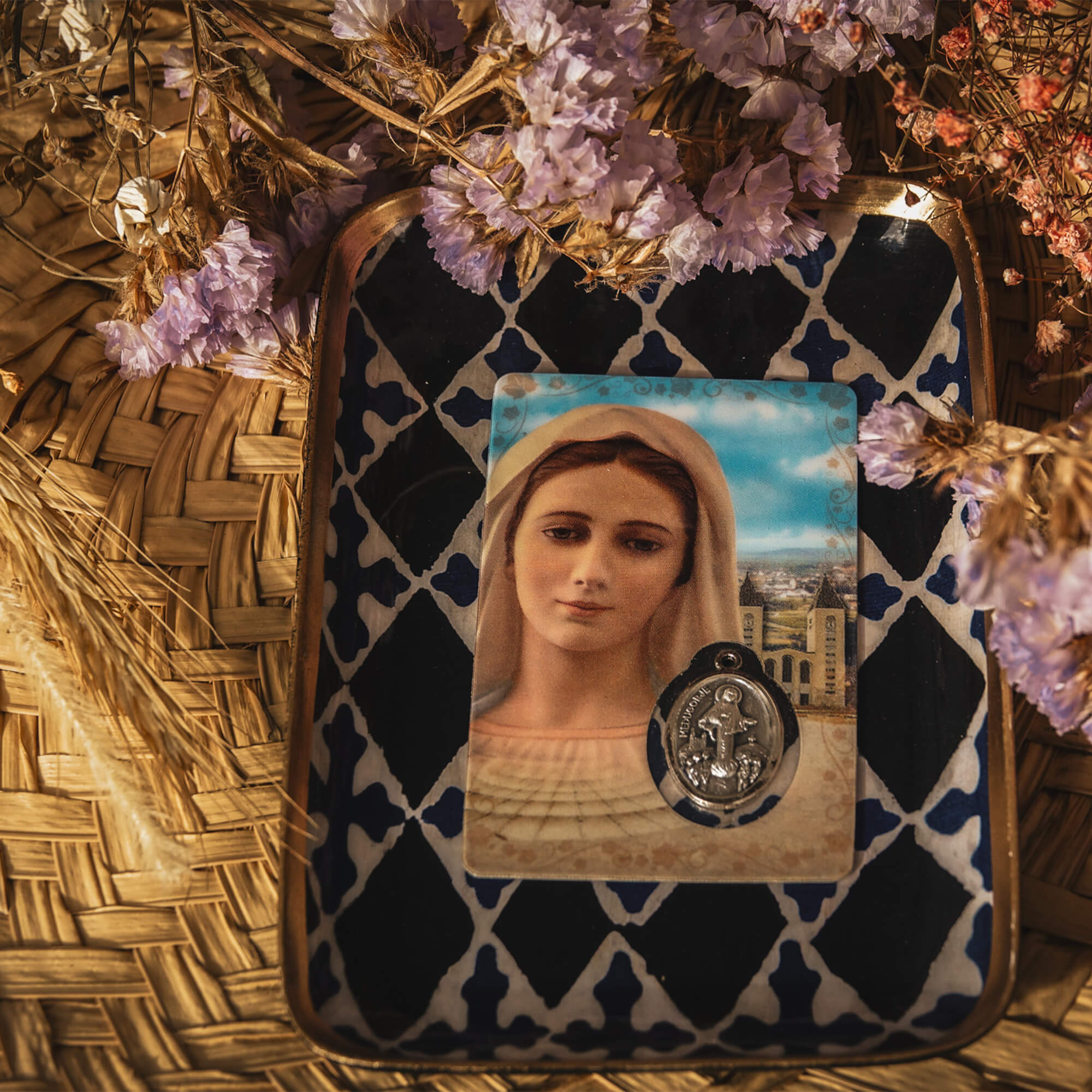 Un cadeau chrétien pour vous apprendre à prier avec cette Carte médaille - Reine de la Paix