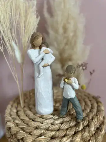 Statuette Willow Tree Child of My Heart, femme enlaçant tendrement un bébé, diversité familiale, cadeau pour famille adoptante