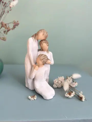 Statuette Willow Tree Our Healing Touch, trois jeunes femmes en tendresse, amitié, sororité, maman et filles, pouvoir de guérison