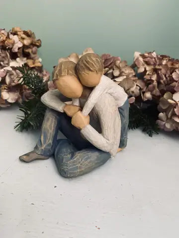 Statuette Willow Tree That's My Dad : Représentation de la tendresse et de la complicité entre un enfant et son papa en résine peinte façon bois, décoration intérieure neutre et douce.