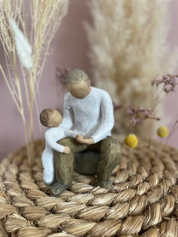 Statuette Willow Tree Grandfather représentant un grand-père et son petit enfant, célébrant les liens intergénérationnels, la transmission et l'amour entre grands-parents et petits-enfants.