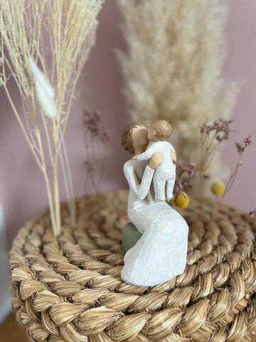 Statuette Willow Tree Grandmother représentant une femme avec un bébé, célébrant la grand-mère et les liens intergénérationnels, symbole de l'amour inconditionnel entre les grands-parents et les petits-enfants.