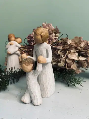 Statuette Willow Tree Guardian Angel par Susan Lordi en résine façon bois avec ailes en métal, cadeau de naissance ou de baptême, décoration intérieure neutre et douce.